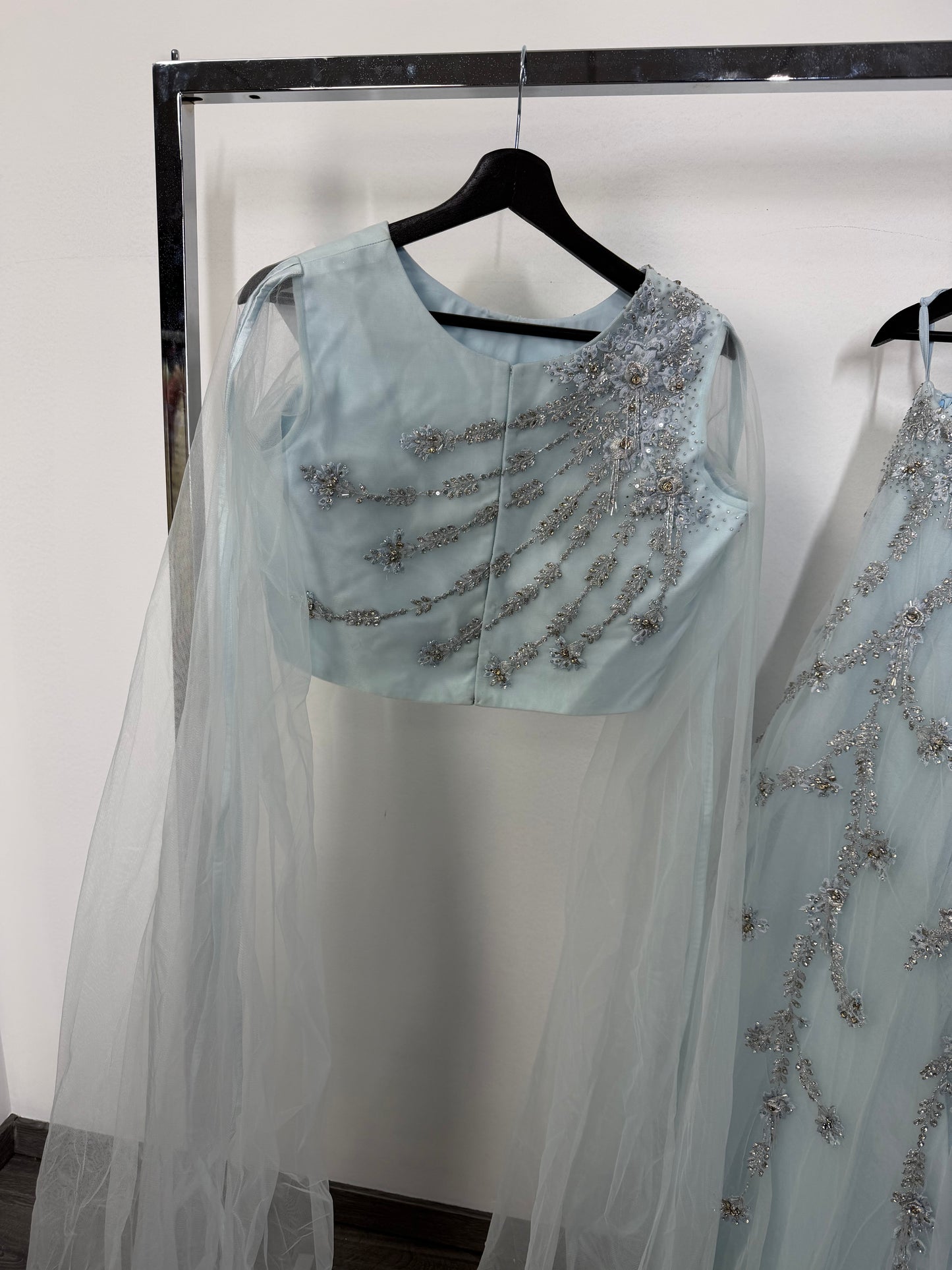 Ice Blue Lehenga – Soft Glam met Glitterend Handwerk