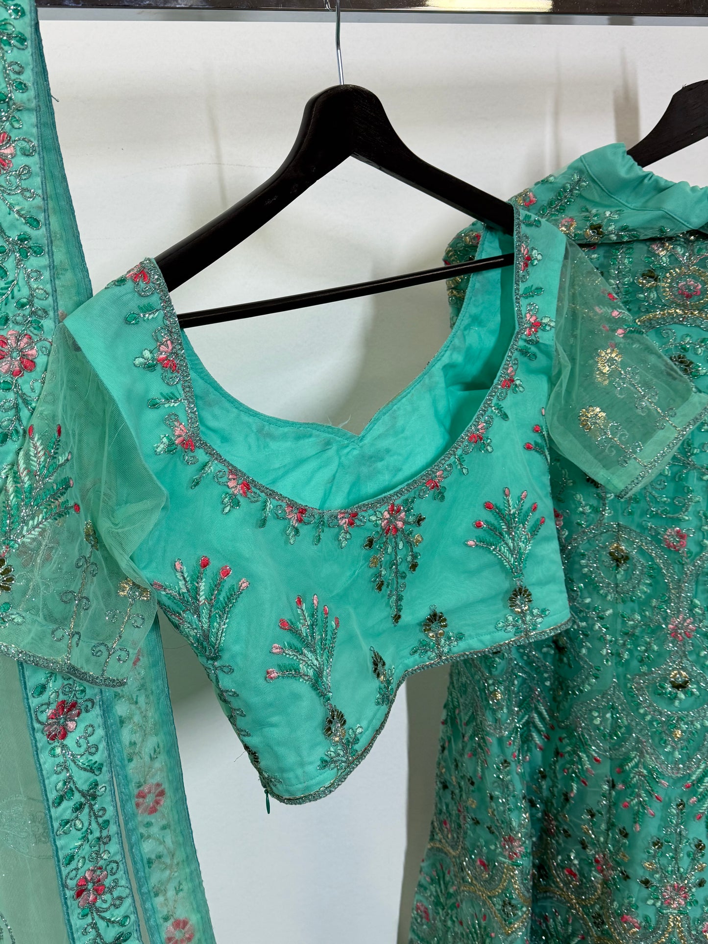 Mint Green Lehenga – Pastel Beauty met Fijn Bloemenborduursel