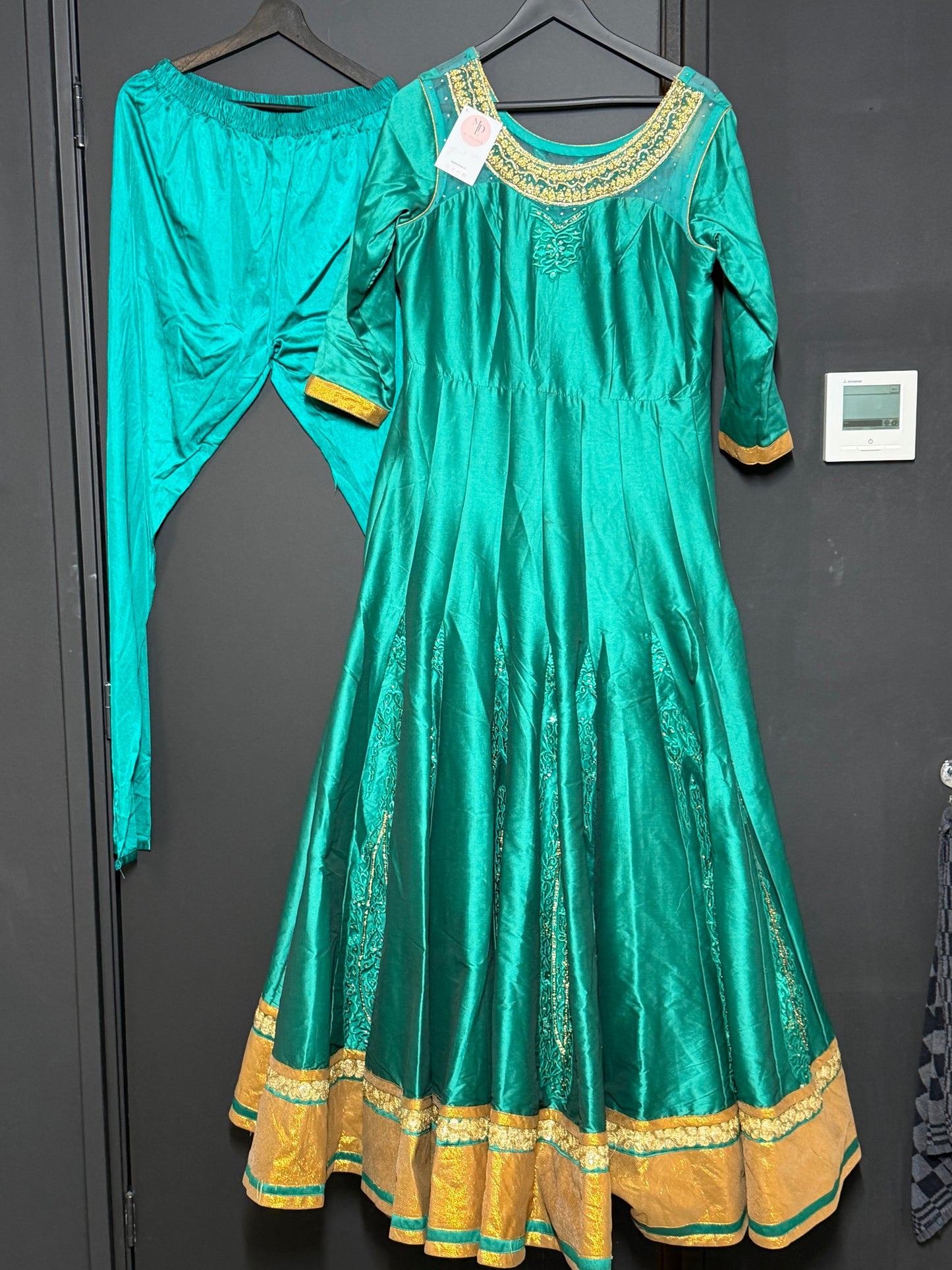 Groene Anarkali Set met Goud Details