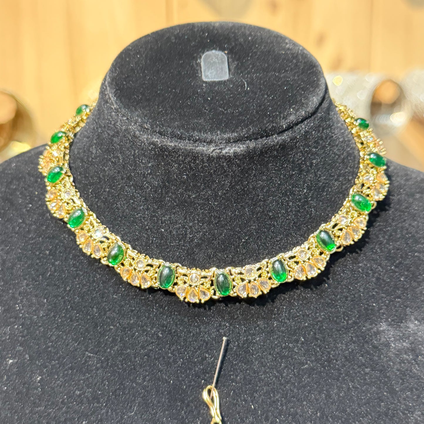 Zaria Emerald Choker Set – 3-delige Kundan Sieradenset met Smaragdgroene Stenen