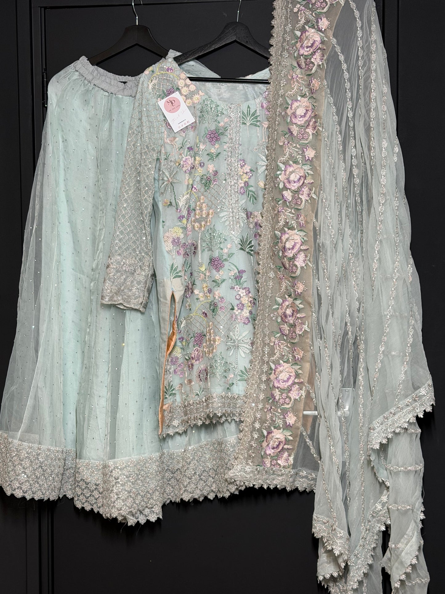 Lichtblauwe set met bloemenborduurwerk