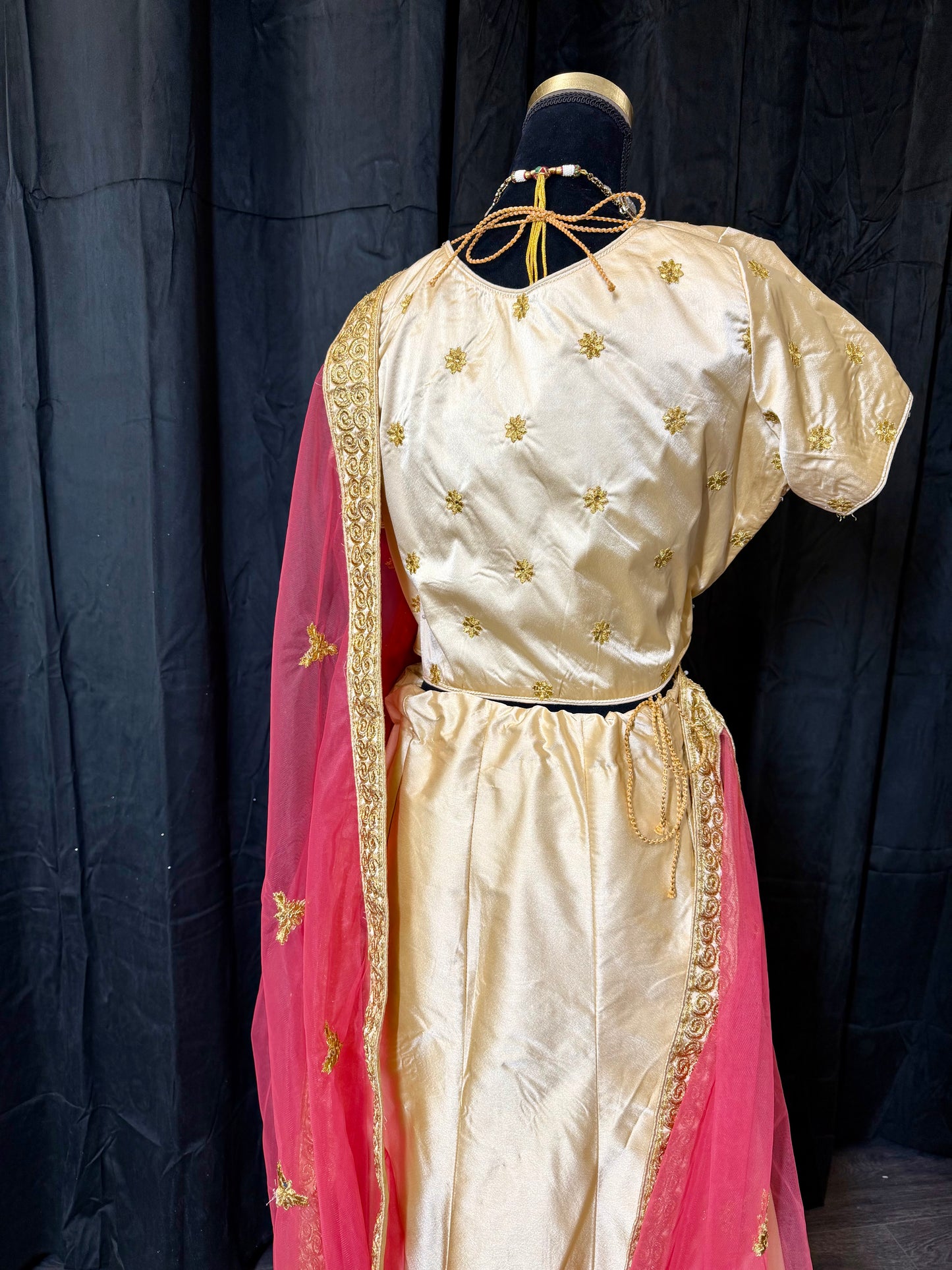 Gold & Pink Classic Silk Lehenga – Indiase Feestjurk