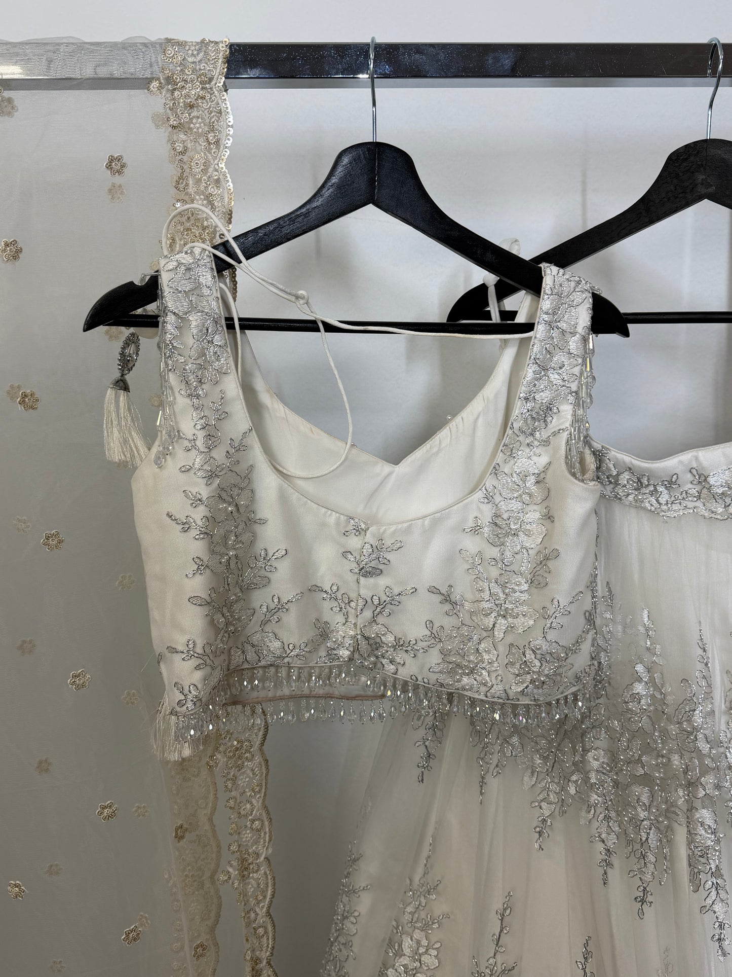 Witte Bridal Lehenga met Zilver Borduurwerk