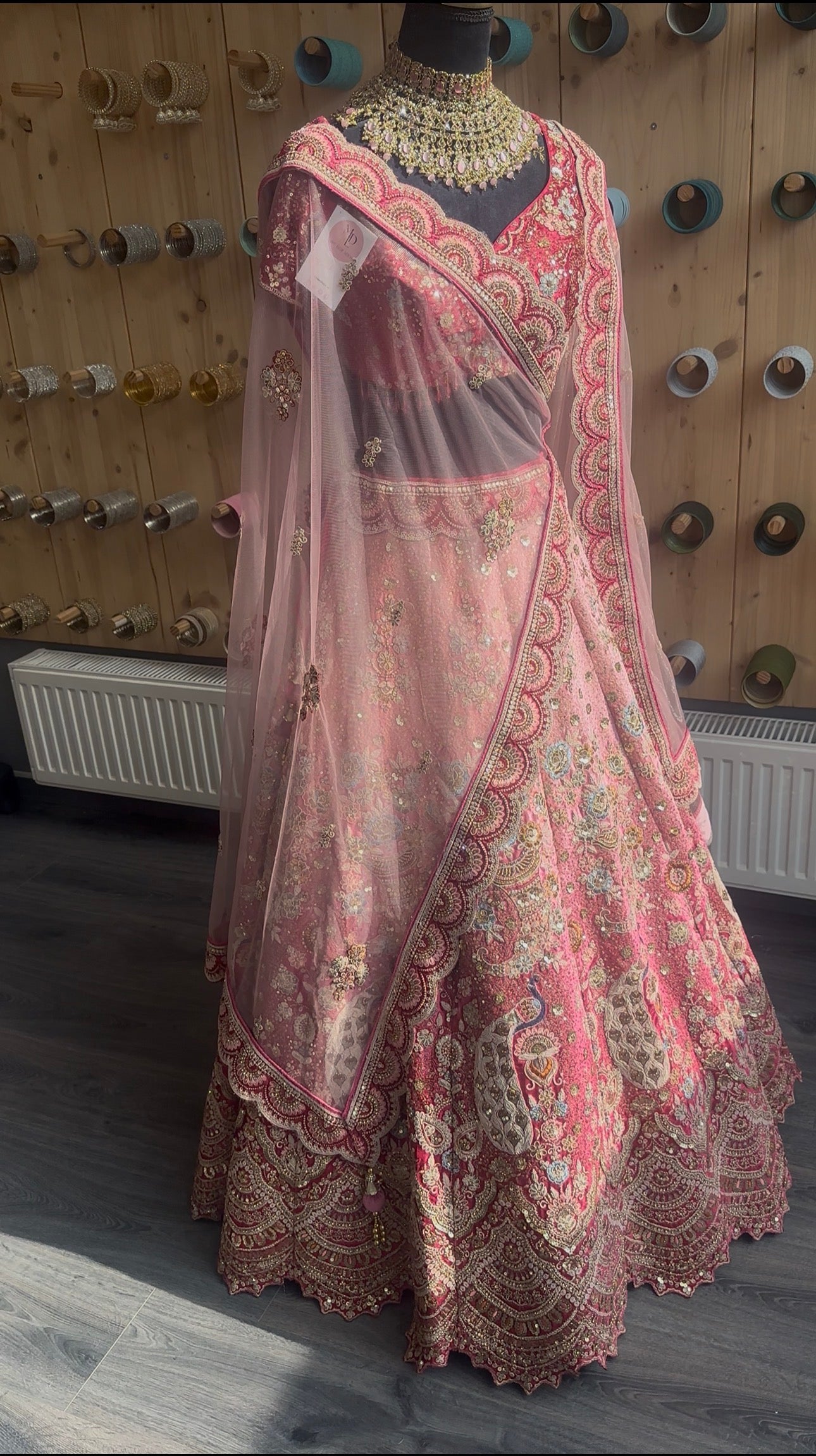 Roze Lehenga Set met Gouden Borduurwerk – Luxe Indiase Lehenga