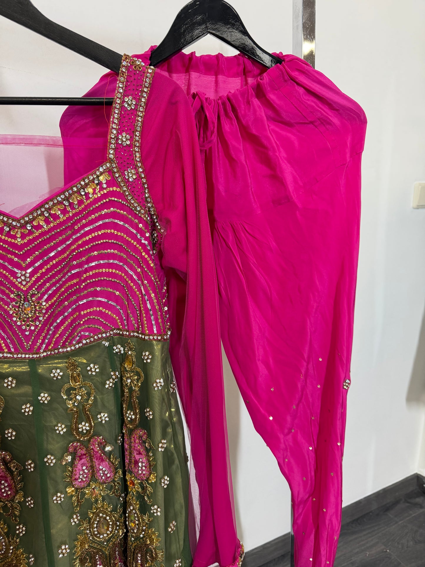 Fuchsia & Groen Punjabi Suit met Handwerk