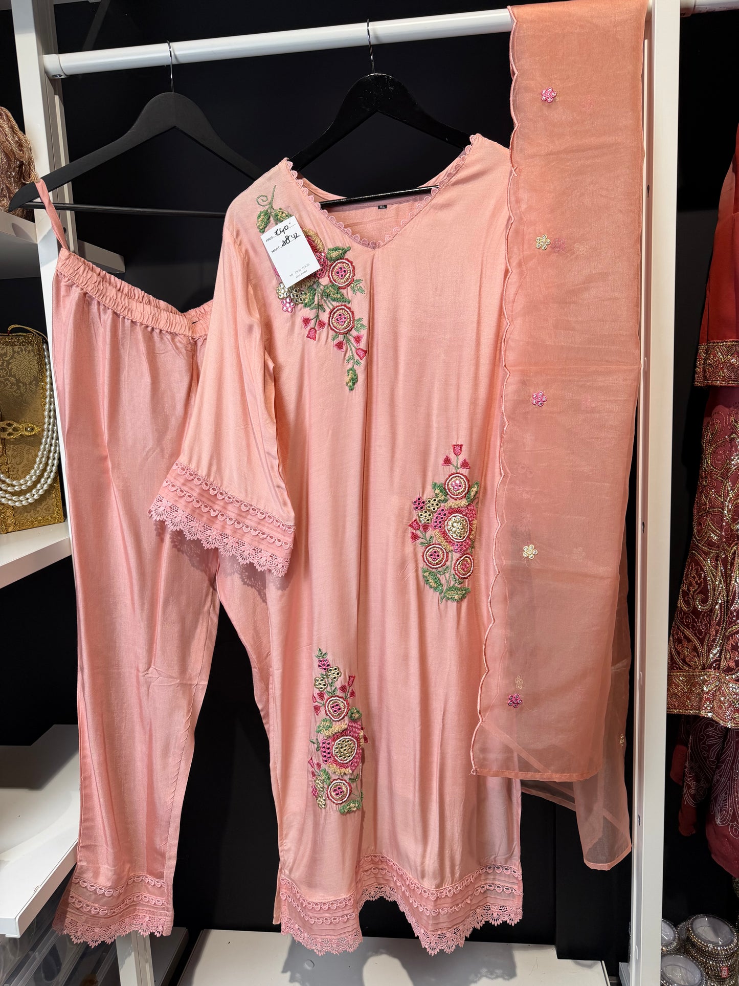 Zalmroze Desi Suit met Borduurwerk dames kurti