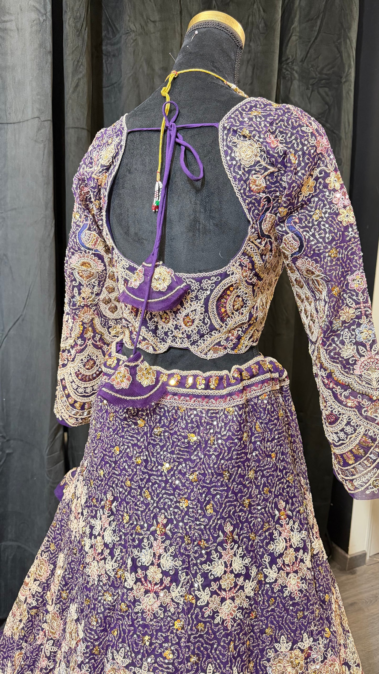 Paarse Luxe Party Wear Lehenga met Gouden Embroidery