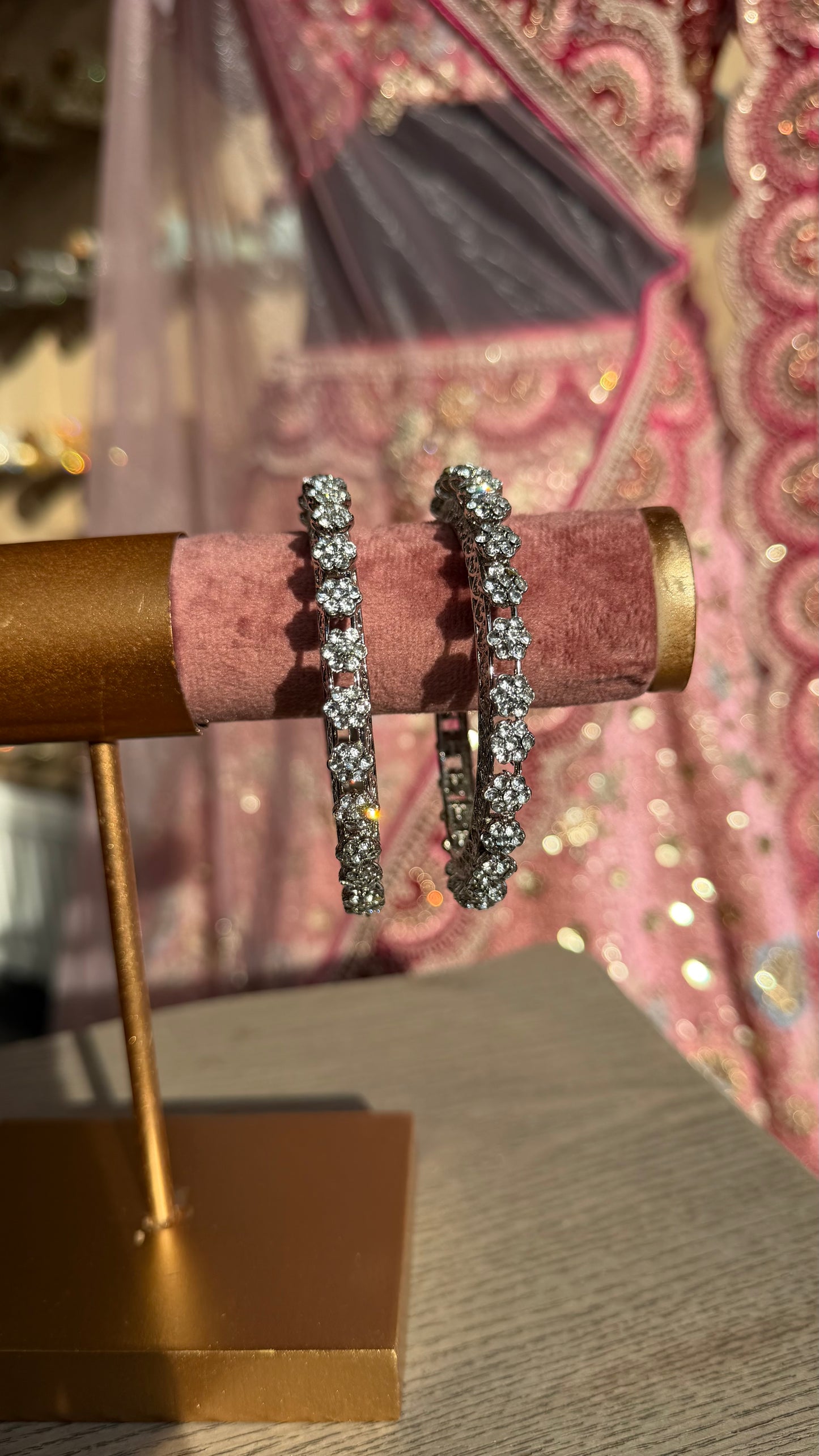 Zilverkleurige armbanden met kristalsteentjes – elegante Indiase kangan