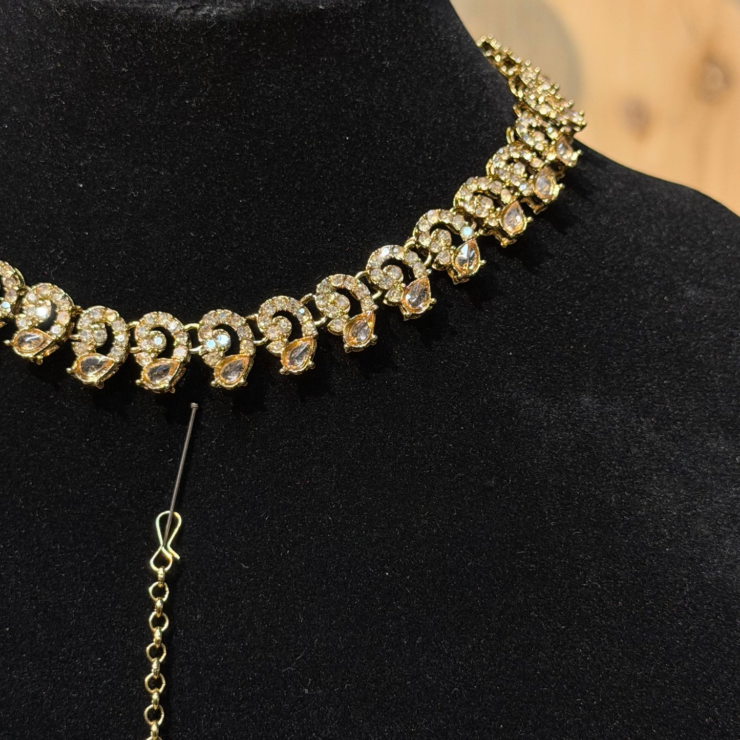 Ziyana Crescent Kundan Choker Set – Luxe 3-delige Indiase Sieradenset