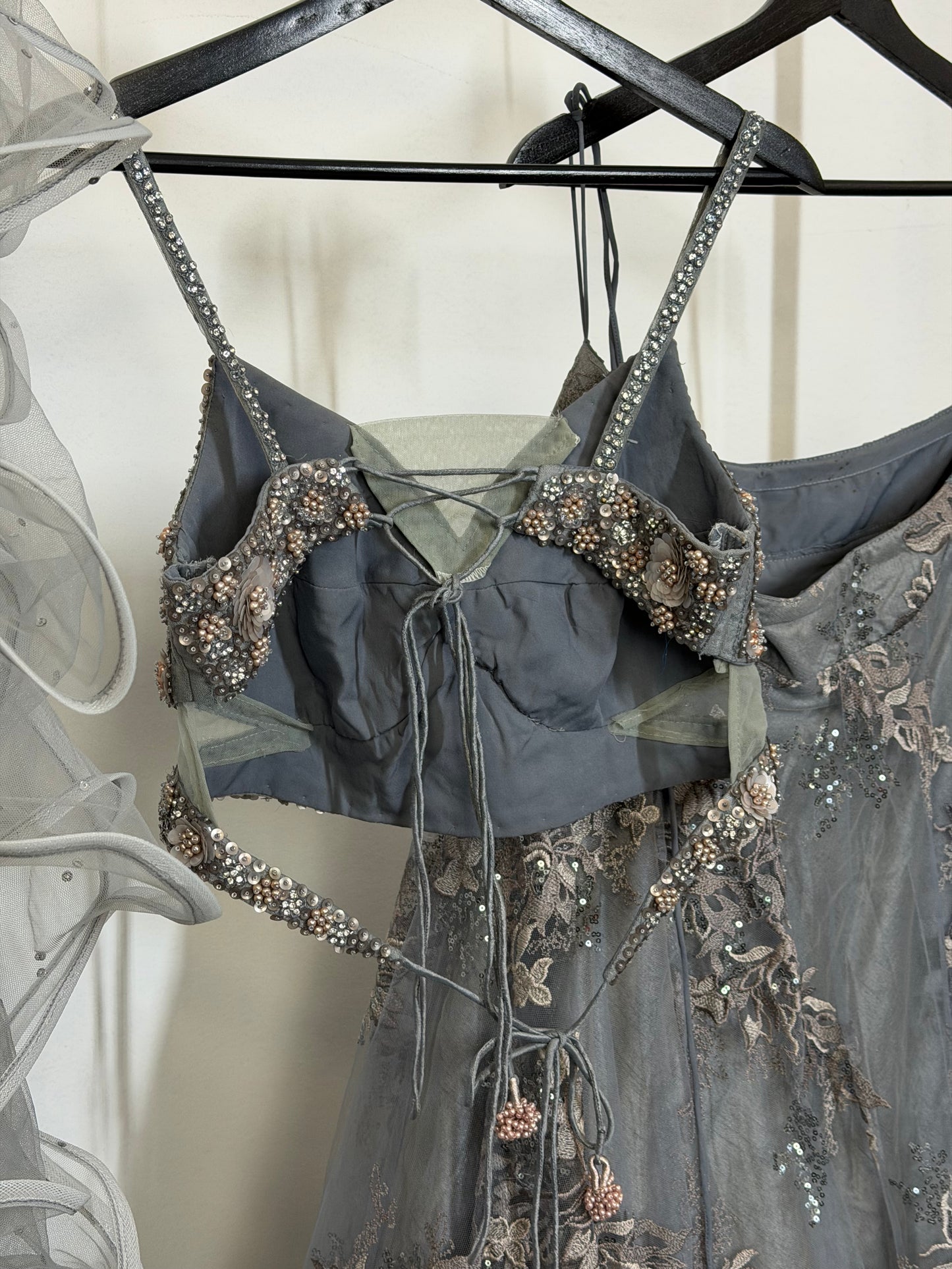 Grijze Designer Lehenga met Heavy 3D Bloemen