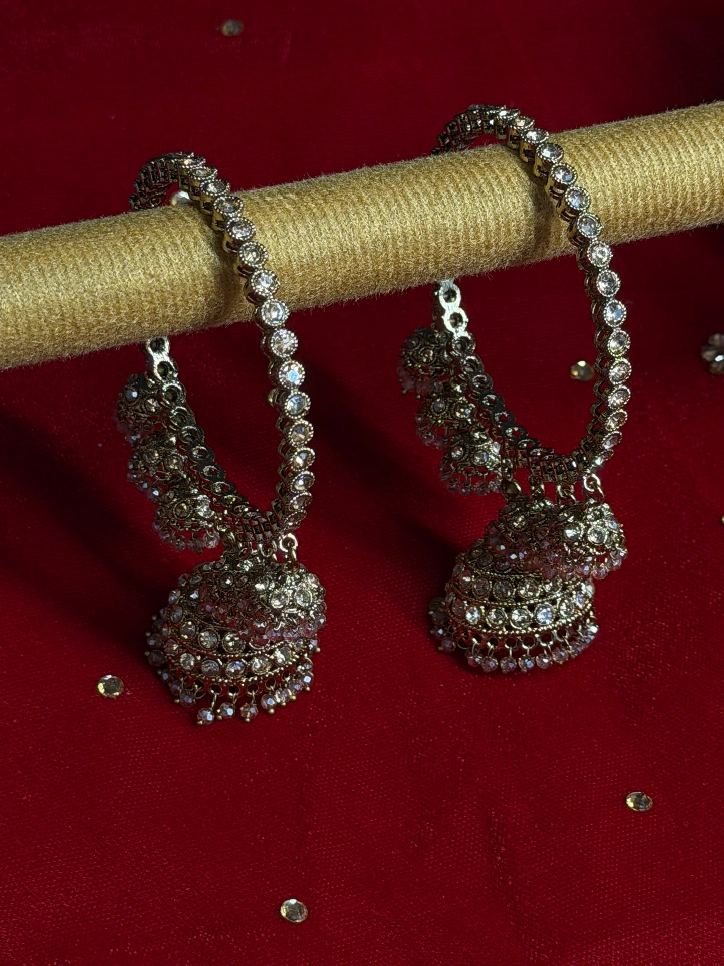 Luxe Goudkleurige Armband met Jhumka Details – Traditionele Statement Armband | set van 2