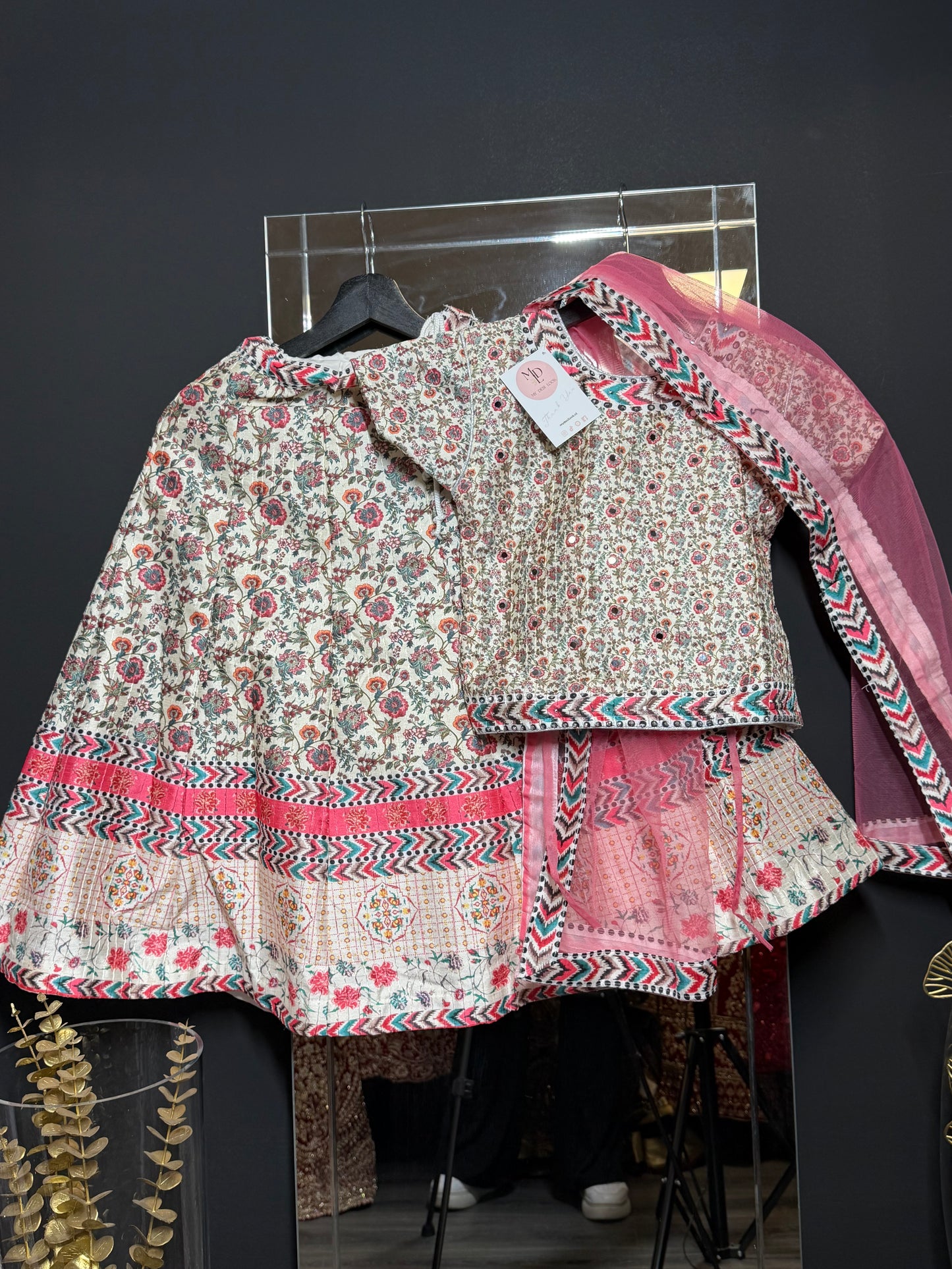 Crème bloemen lehenga met roze dupatta