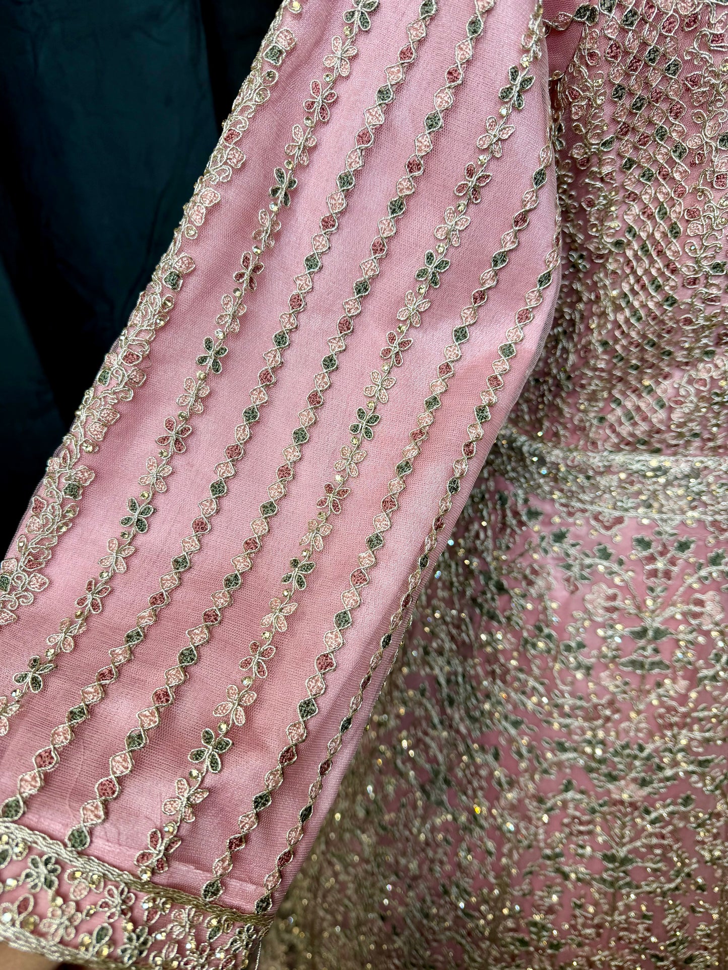 Roze Anarkali – Heavy Embroidery & Stonework Indiase feestjurk