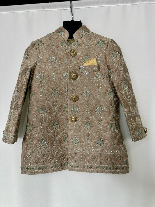 Beige sherwani met turquoise borduurwerk – elegante Indiase jongenskleding