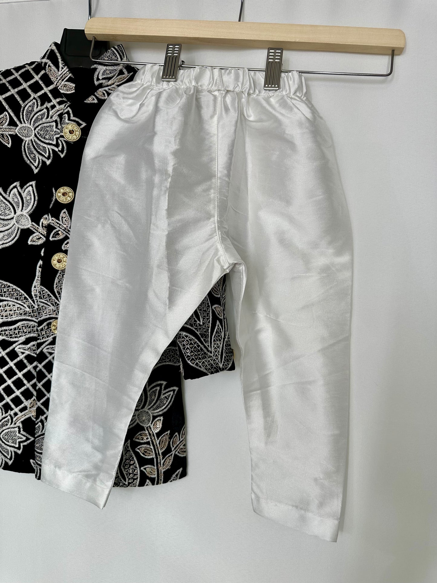 Zwarte velvet sherwani met witte borduursels – luxe Indiase jongensoutfit