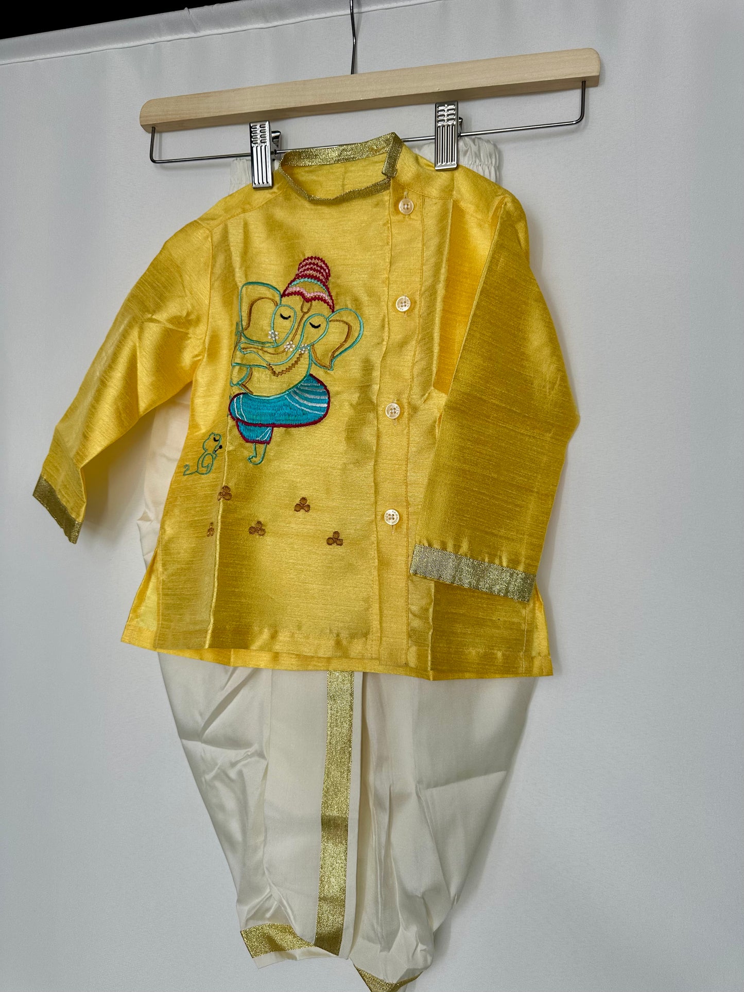 Gele kinderset met Ganesha borduursel – traditionele Indiase outfit jongens