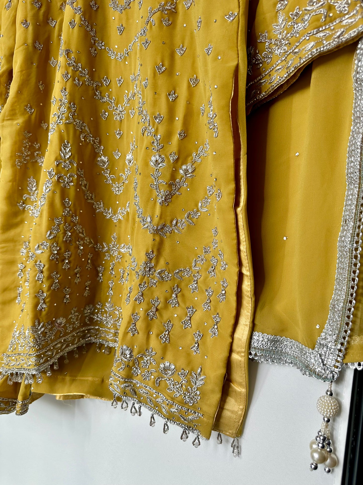 Sharara set met zilveren borduurwerk – elegante Pakistaanse feestjurk