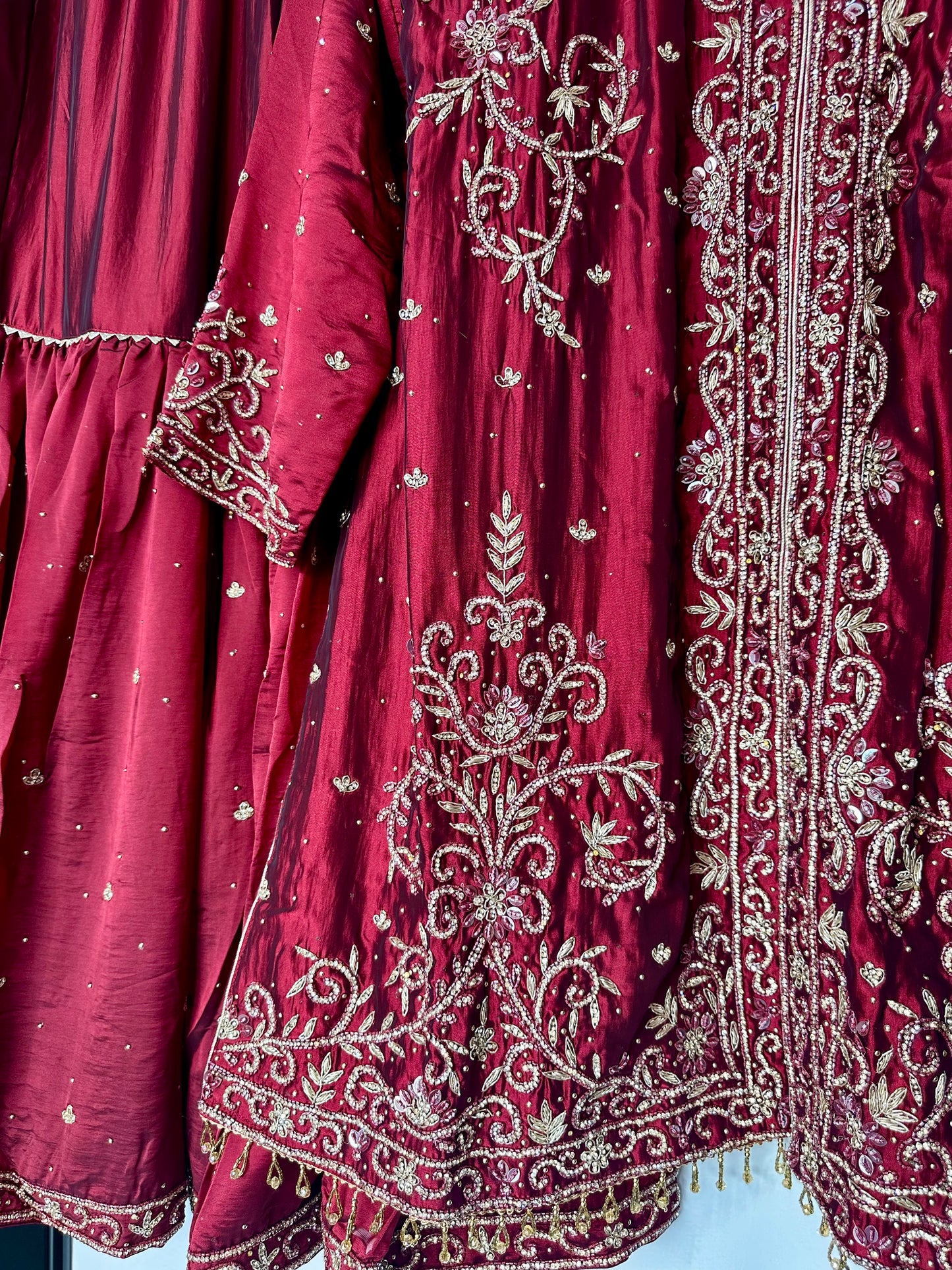 Sharara set met gouden borduurwerk – luxe Pakistaanse feestjurk