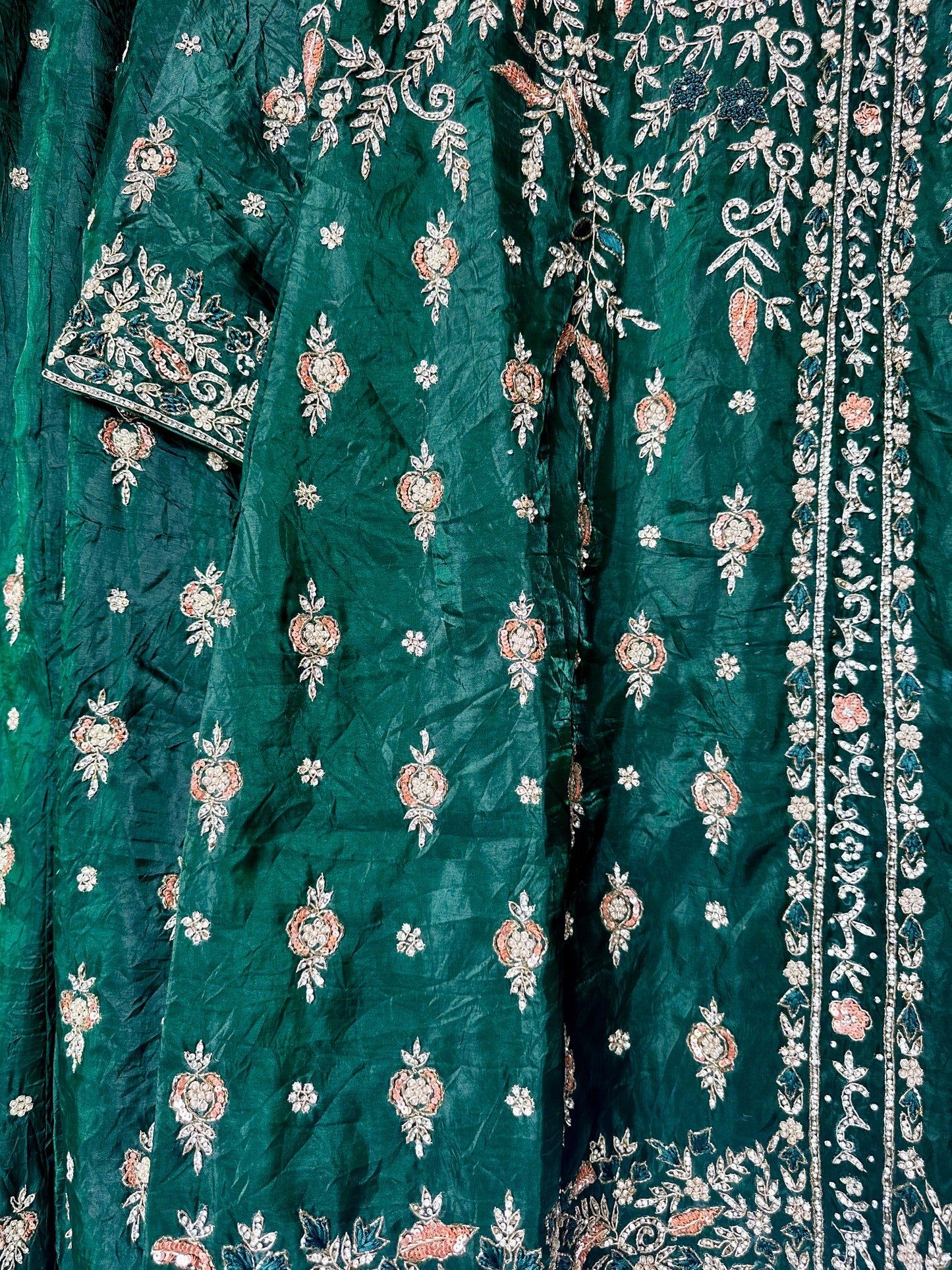 Sharara set met roze borduursels – traditionele Pakistaanse outfit