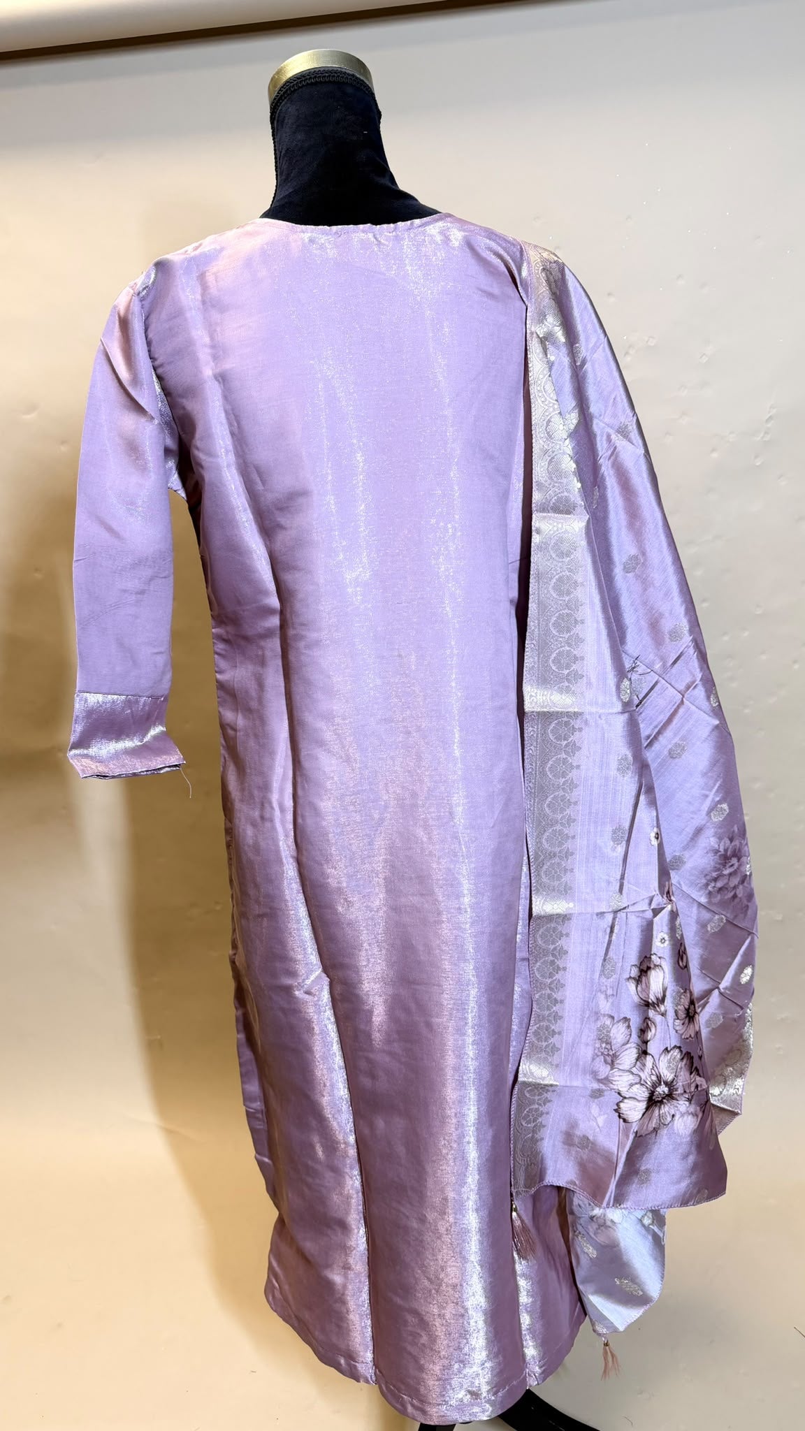 Lavender Salwar Kameez – Lila met Luxe Borduurwerk & Bloemen Dupatta