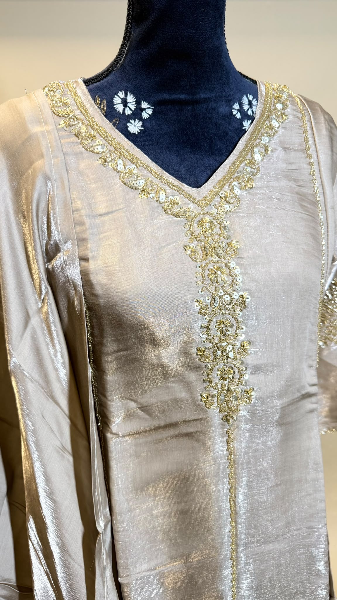 Champagne Silver Salwar Kameez – Champagne met Gouden Details