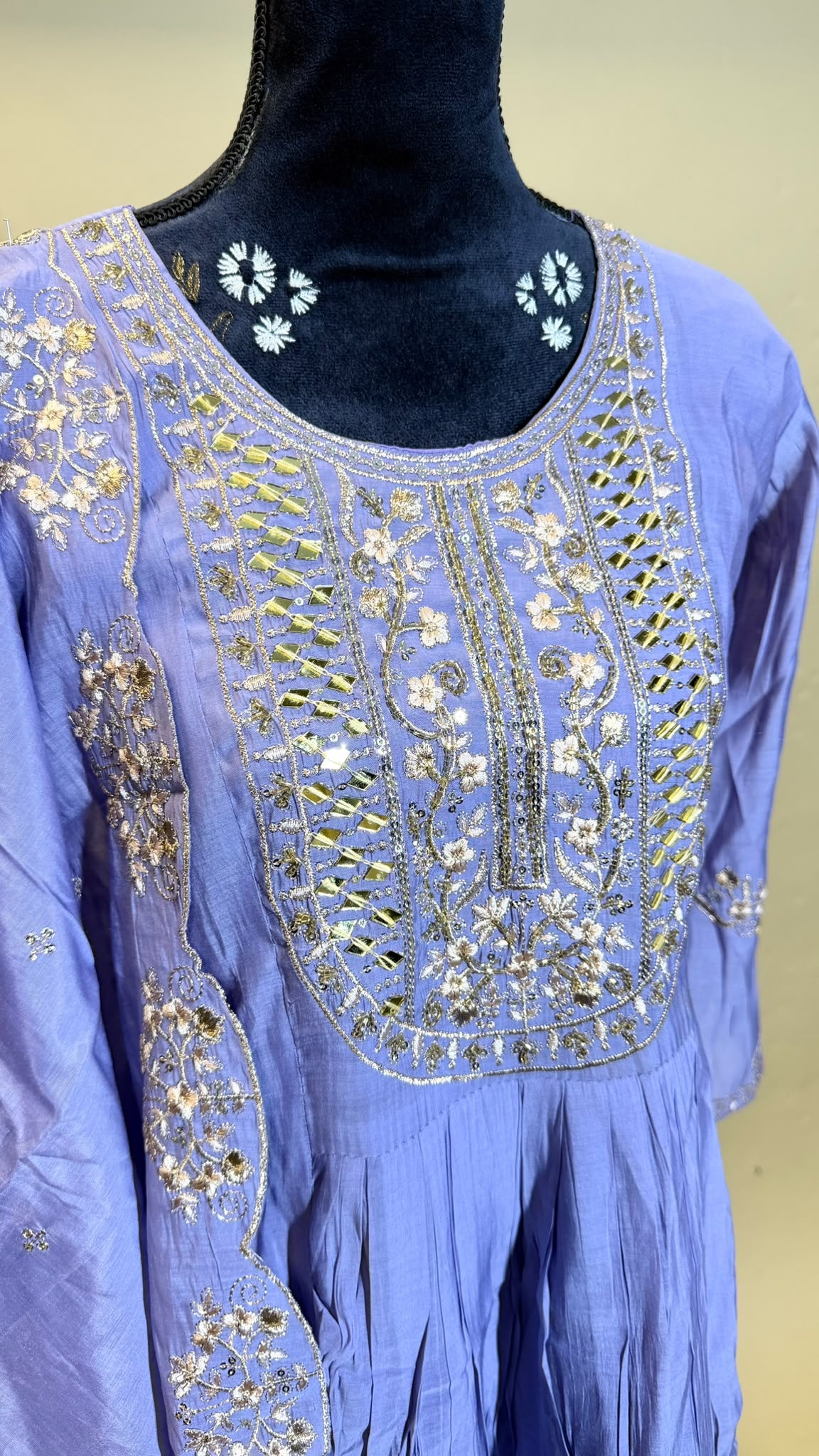 Lavender Anarkali Style Set – Lavendel met Gouden Borduurwerk
