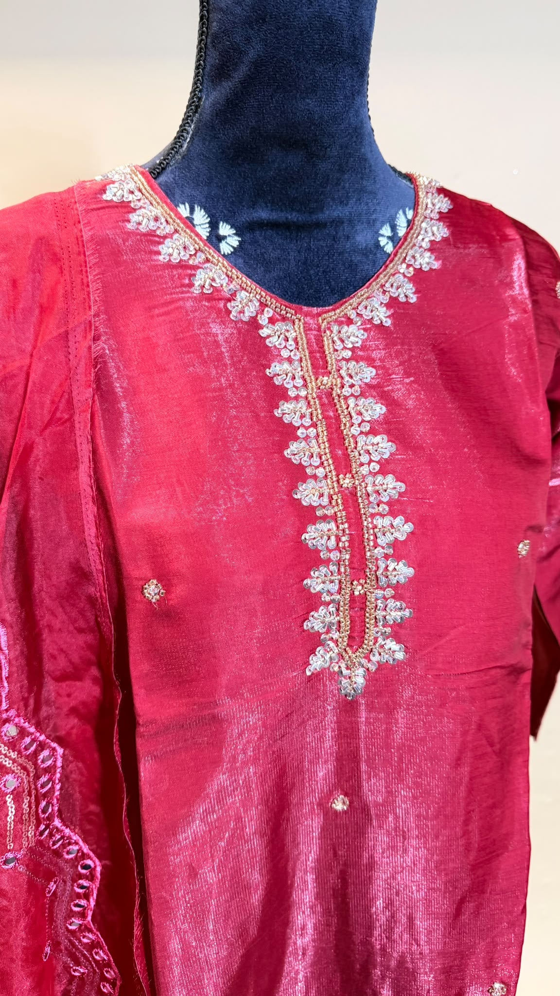 Berry Red Salwar Kameez – Donkerroze met Bloemenborduurwerk
