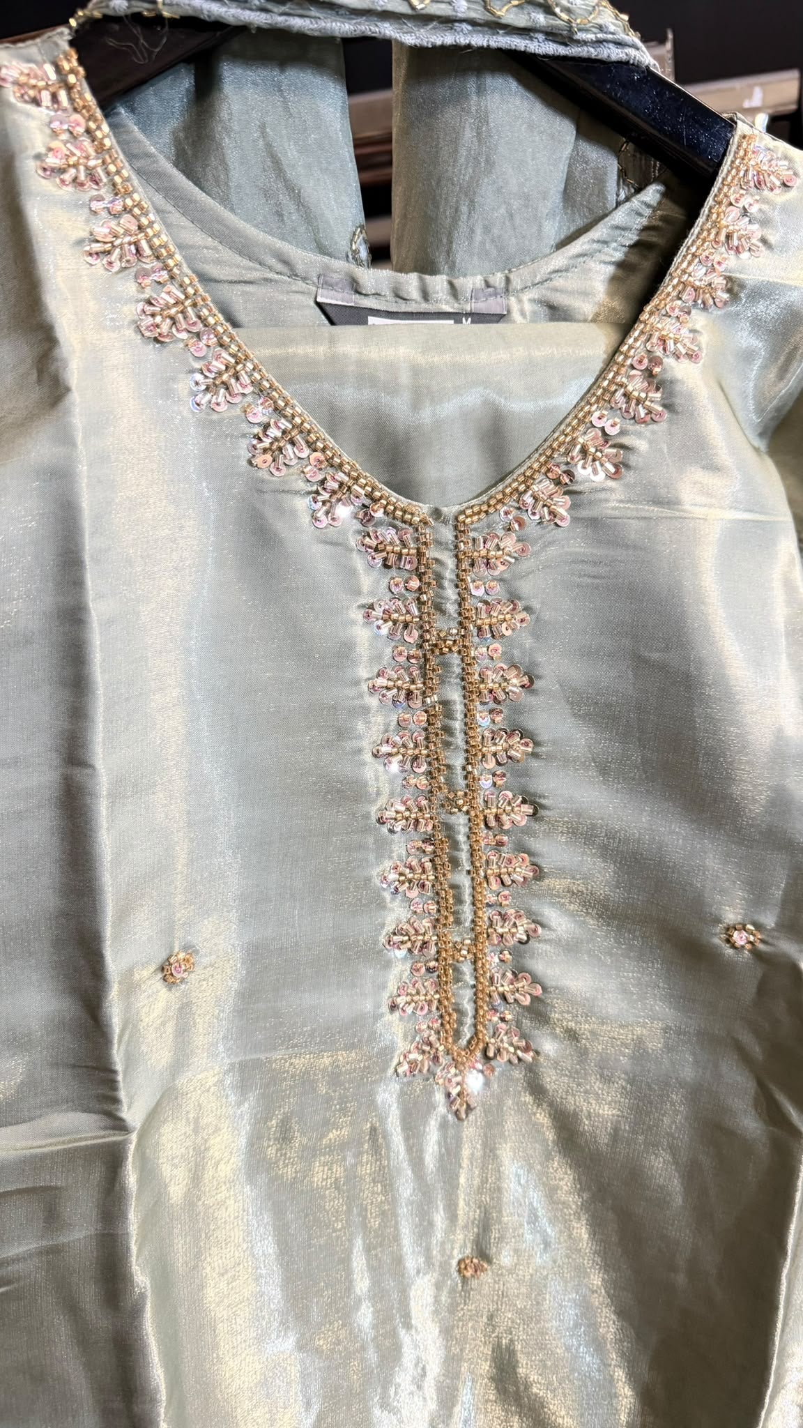 Sage Green Salwar Kameez – Saliegroen met Bloemenborduurwerk
