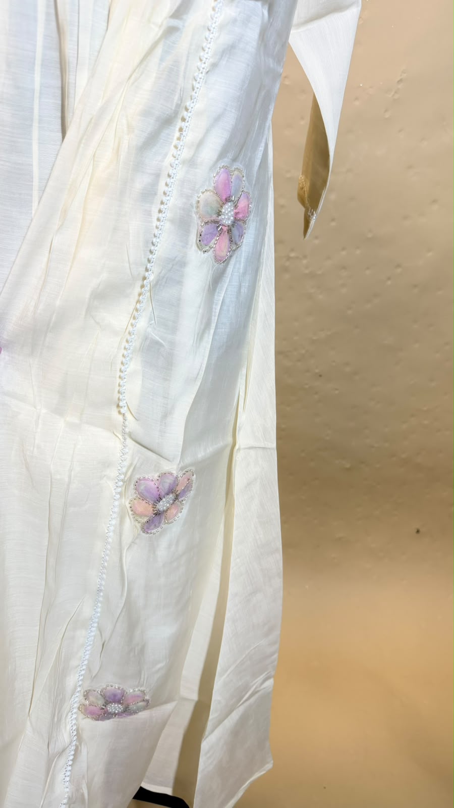 Ivory Pastel Anarkali Set – Wit met Lila Bloemen