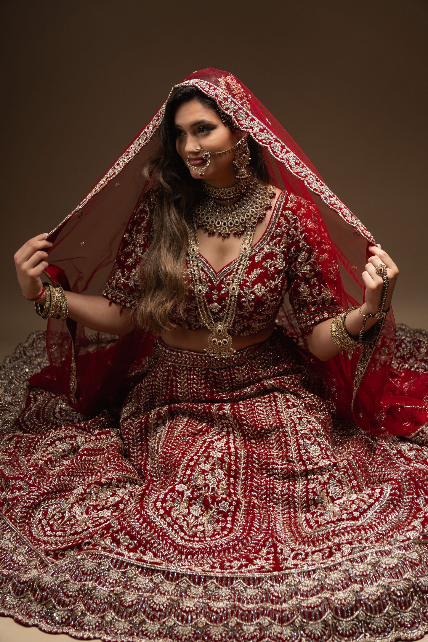 Traditionele Rode Bruidslehenga met Goud Borduurwerk – Luxe Indiase Trouwjurk voor de Perfecte Bruid