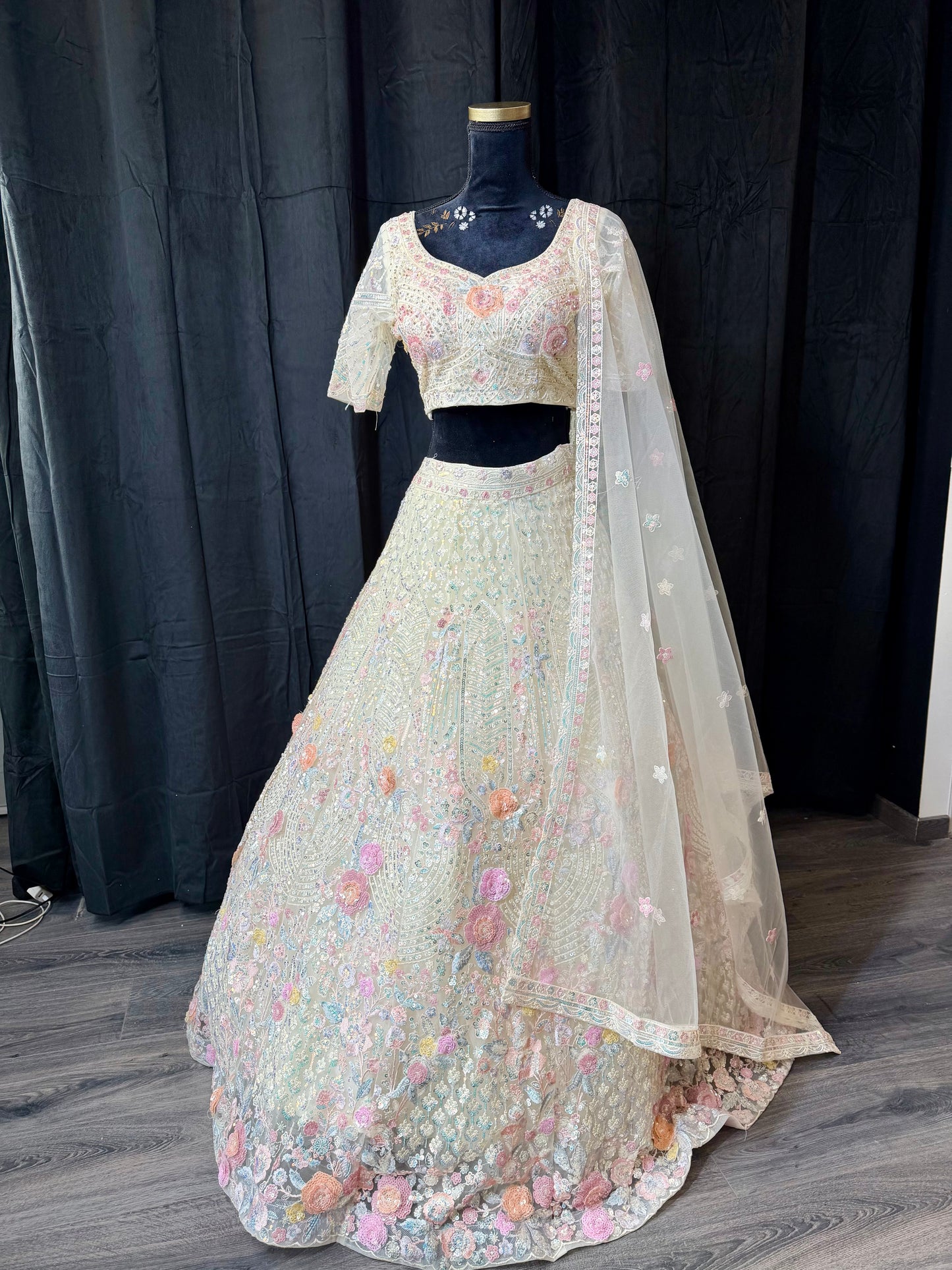 Pastel Garden Lehenga – Ivoor met Bloemen 3D Borduur