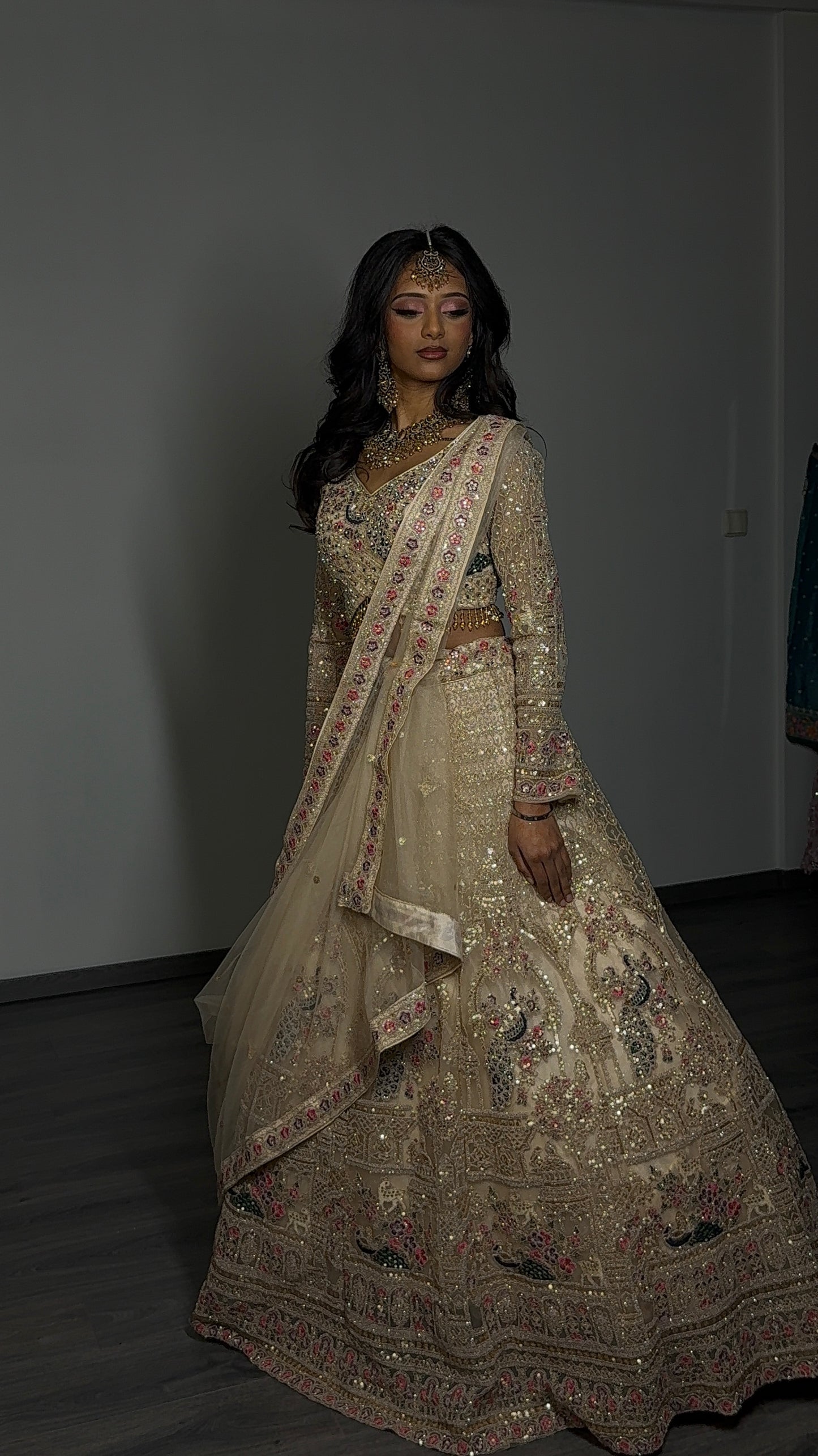 Champagne Peacock Lehenga – Goud / Crème