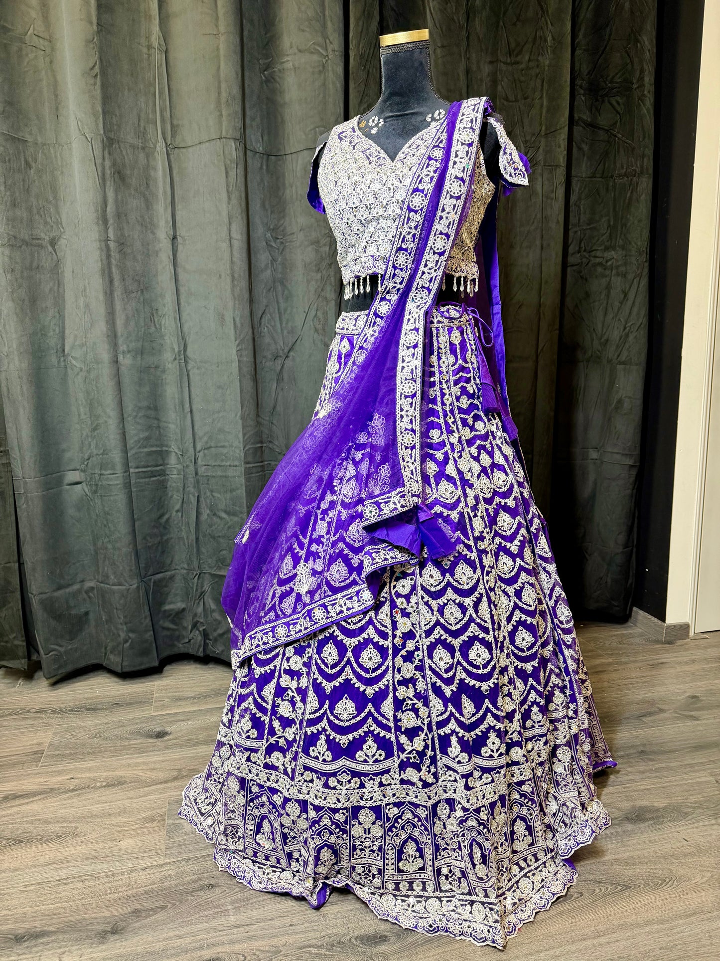 Paarse Zilver Geborduurde Lehenga