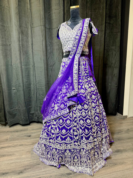 Paarse Zilver Geborduurde Lehenga