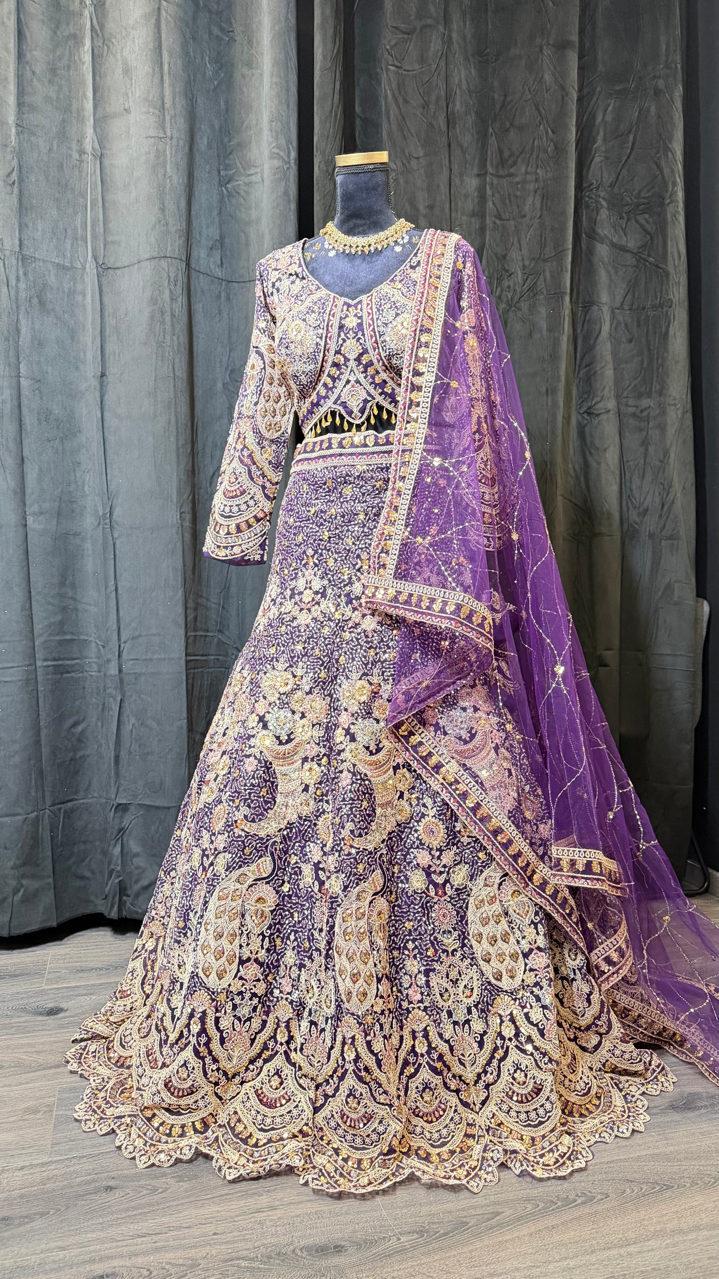 Paarse Luxe Party Wear Lehenga met Gouden Embroidery