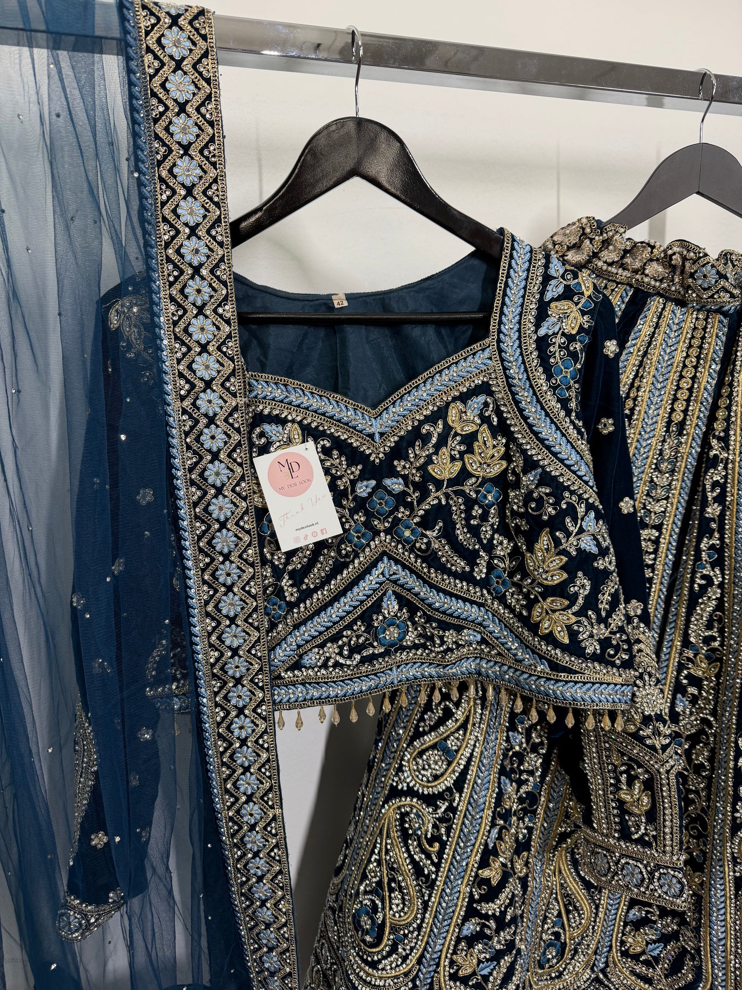 Donkerblauwe designer lehenga met heavy zari & stonework