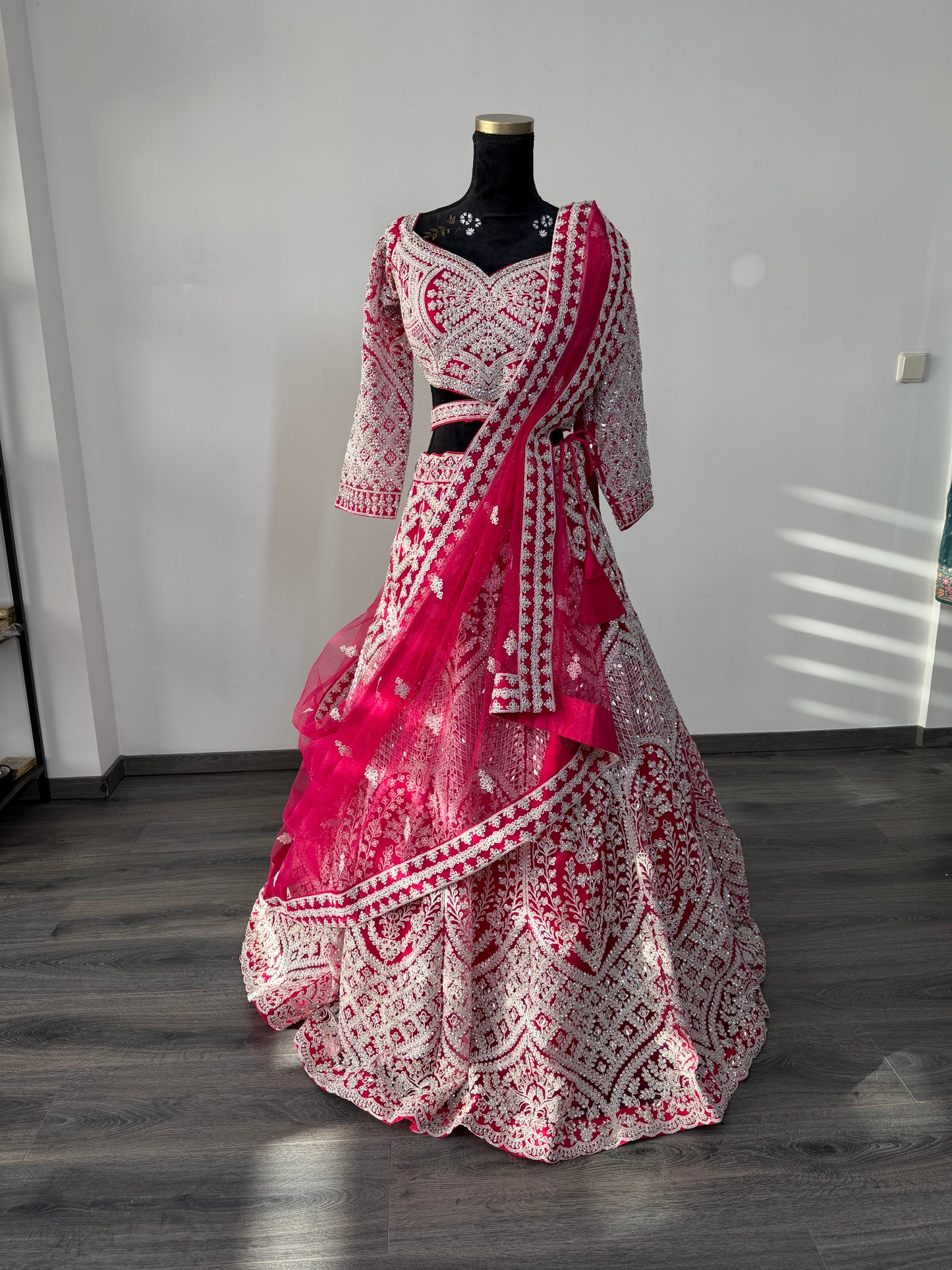 Dieprode Lehenga met Zilver Borduurwerk