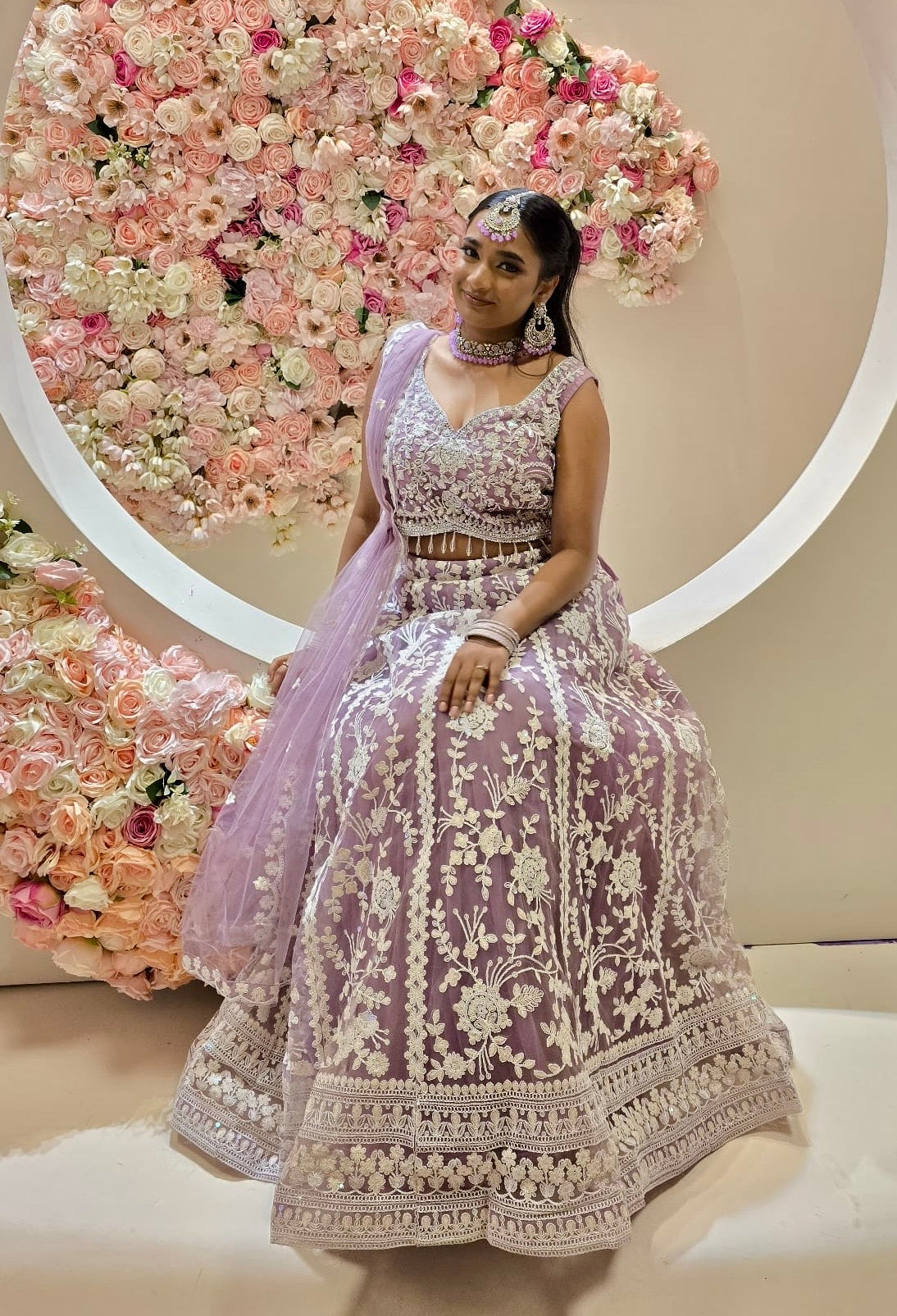 Exclusieve Indiase Lehenga met Witte Borduursels – Luxe Bruiloftsoutfit in Olijfgroen, Lila & Luchtblauw