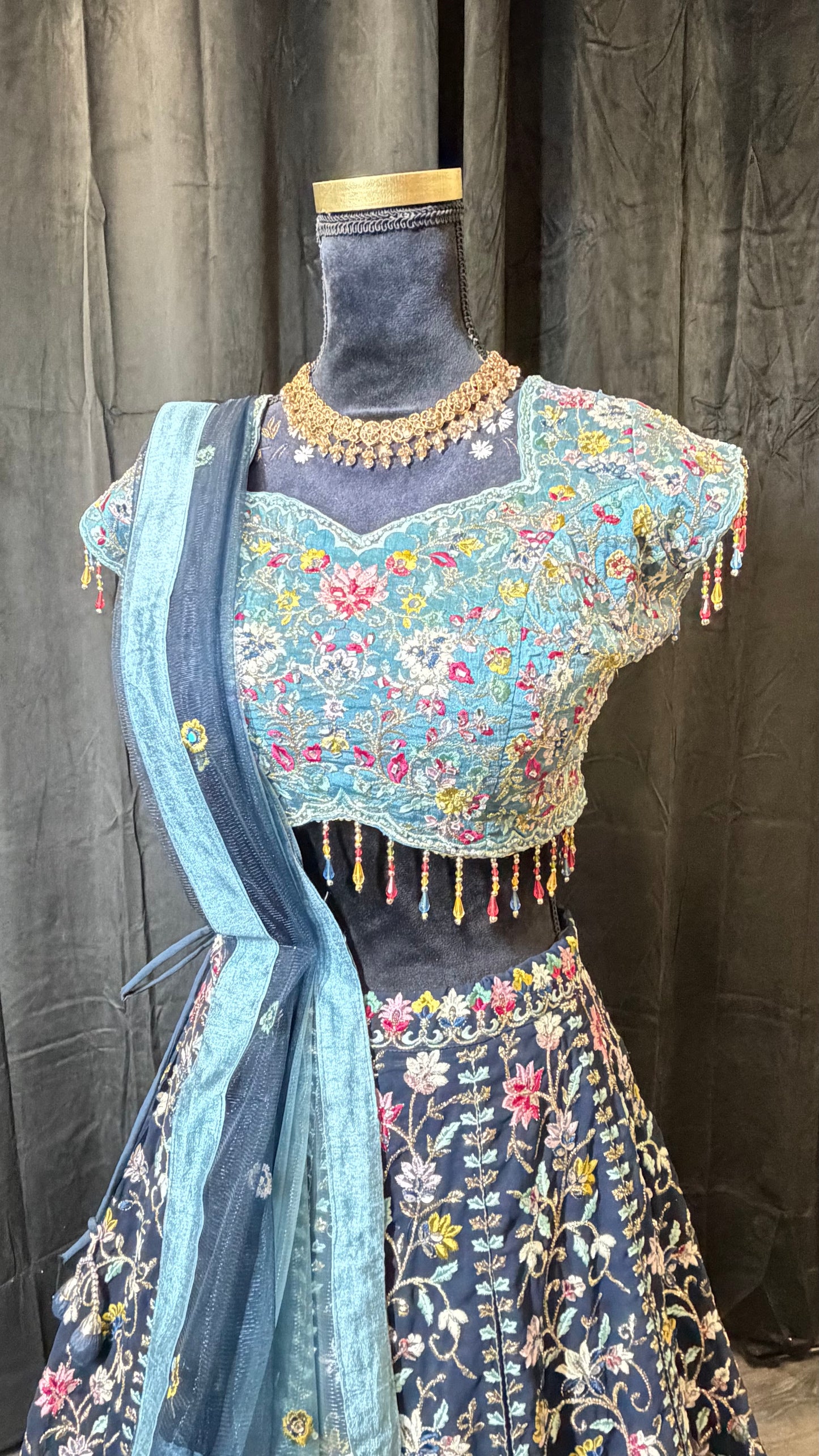 Navy Blue Floral Lehenga met Luxe Embroidery