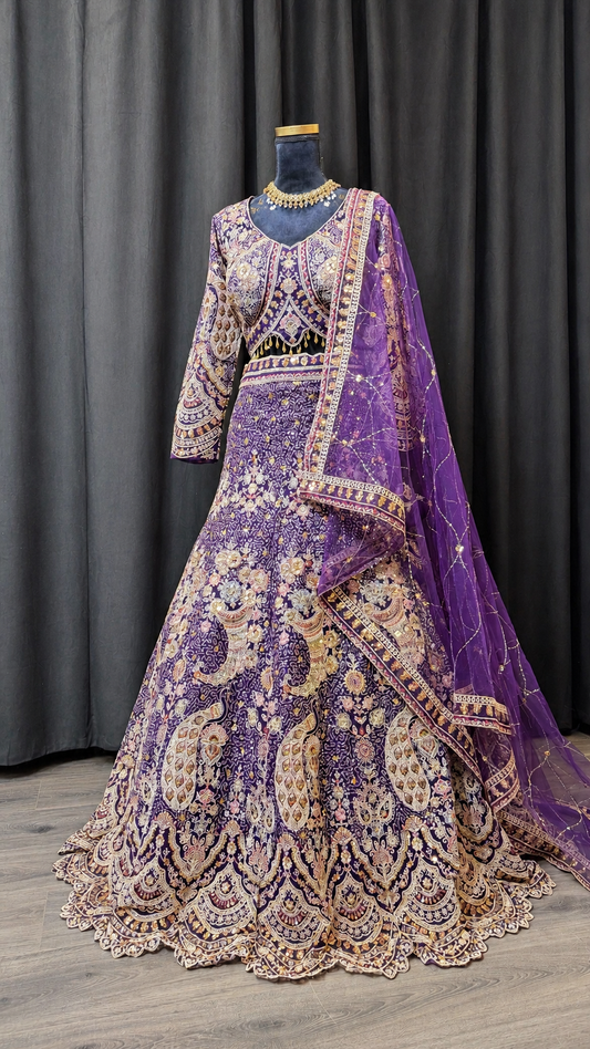Paarse Luxe Party Wear Lehenga met Gouden Embroidery