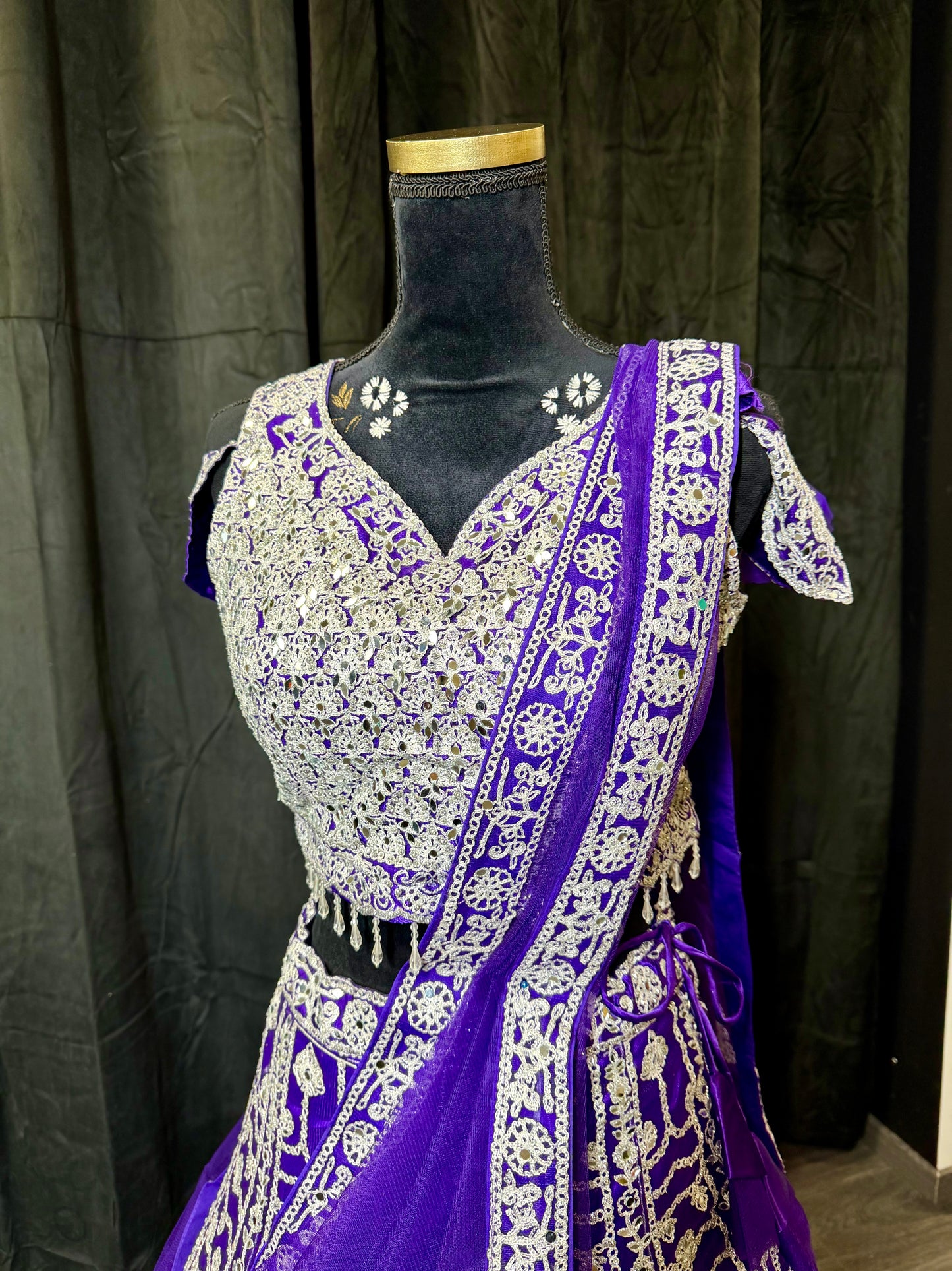 Paarse Zilver Geborduurde Lehenga