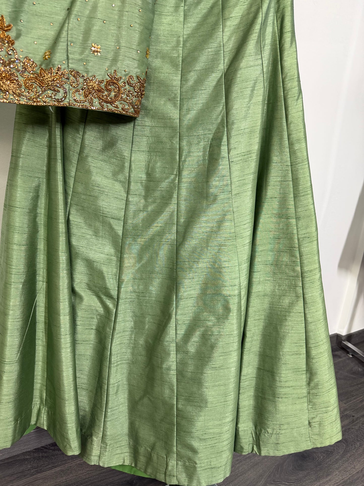 Olive Green Silk Lehenga – Klassiek & Tijdloos