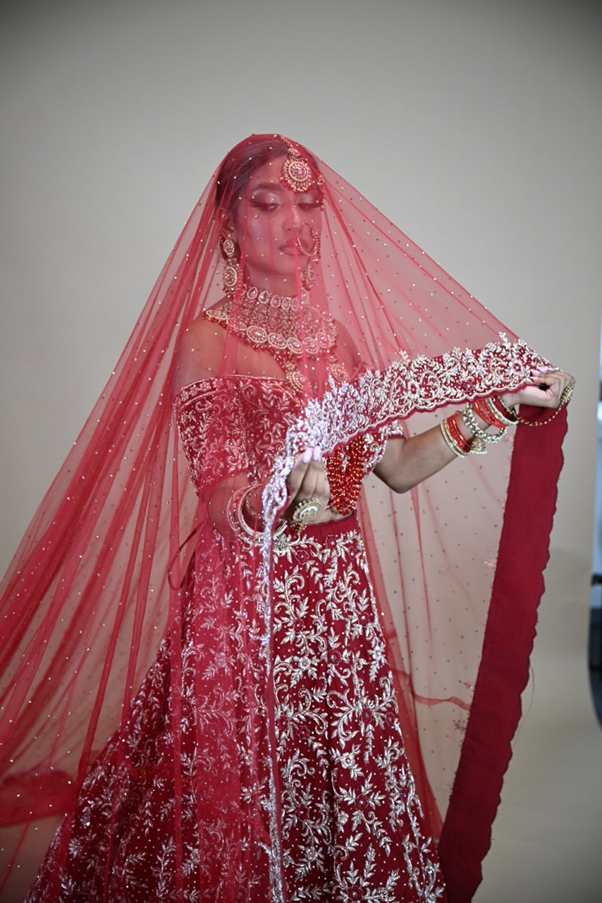 Koninklijke Rode Bruidslehenga met gouden Borduursels – Luxe Indiase Trouwjurk met Lange Dupatta