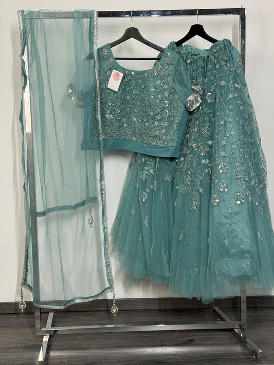 Teal Silver Lehenga – Glitterende Borduursels & Luxe Look