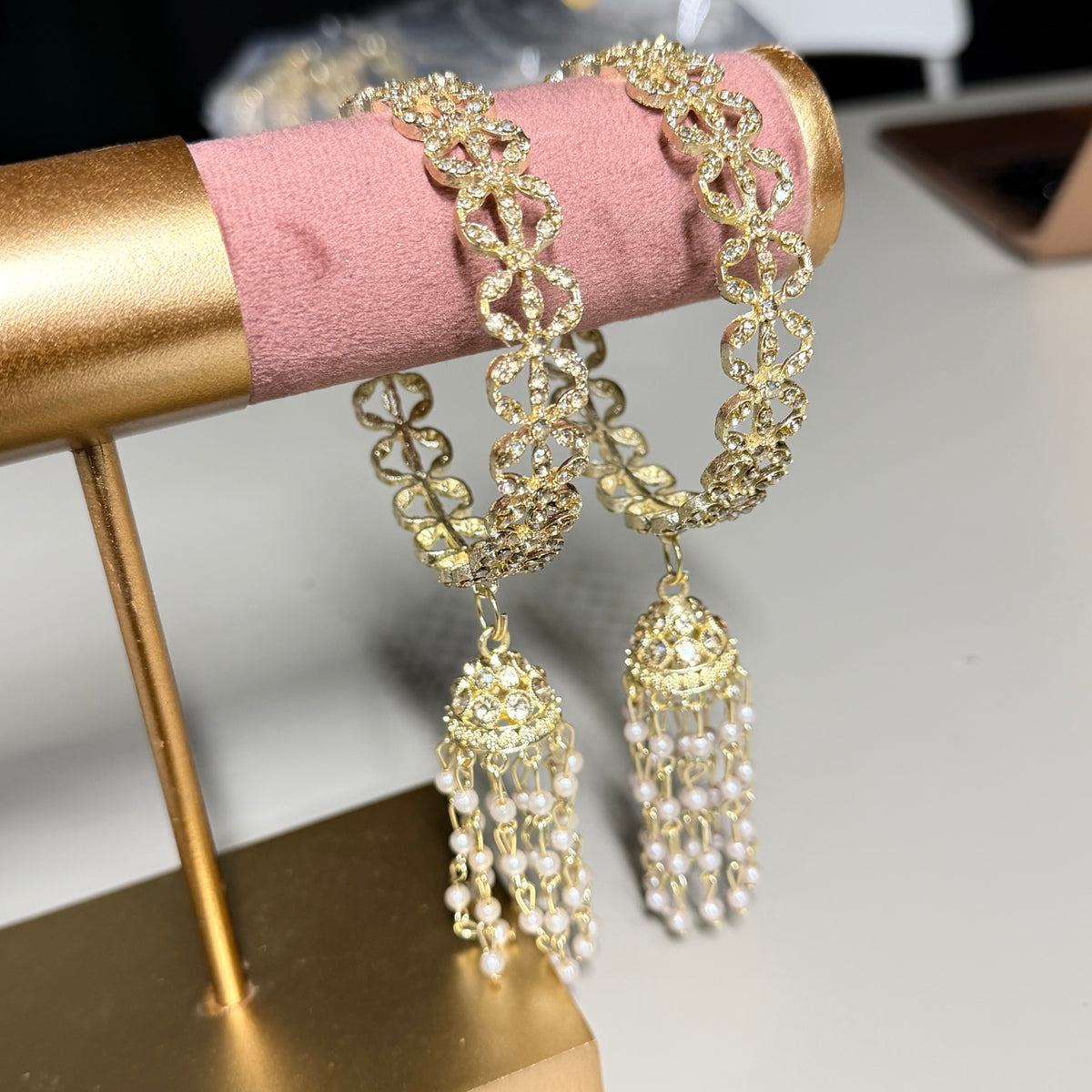 Zoya Gouden Jhumka Armband met Kristallen & Parels