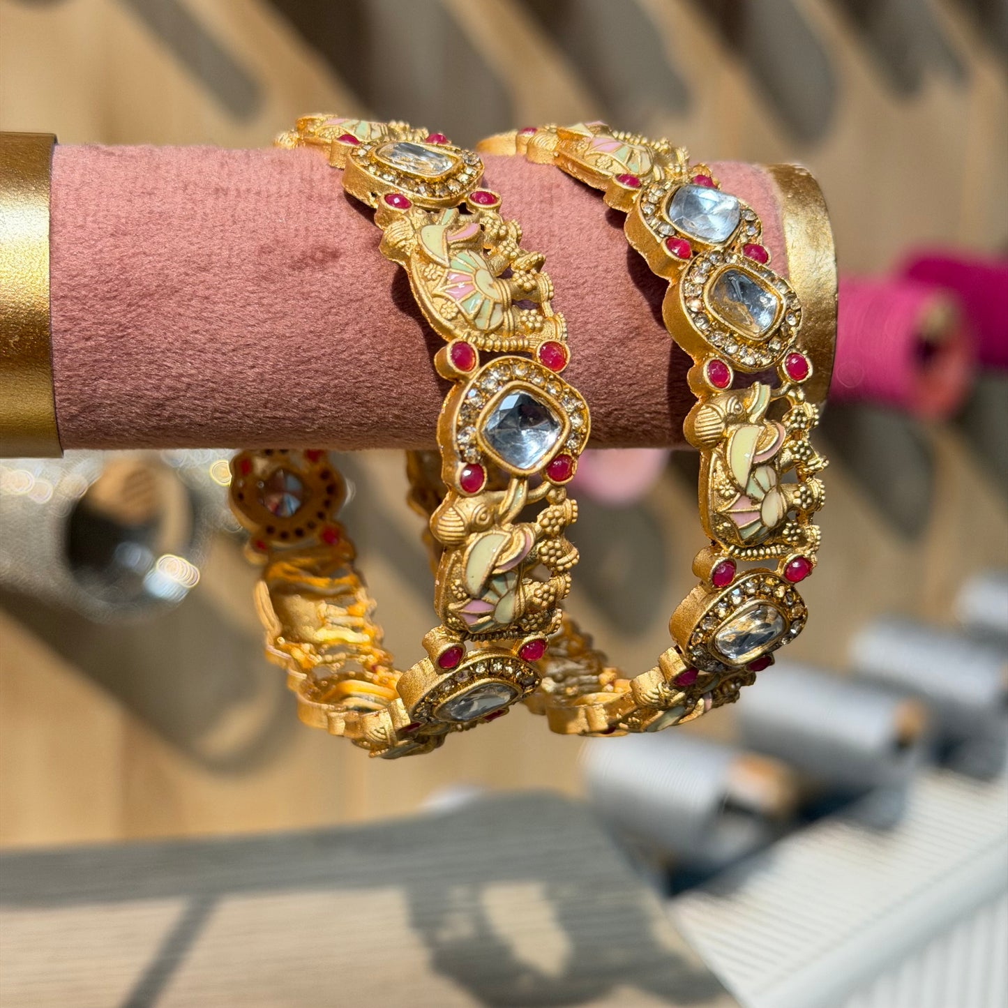 Meher Elephant Bangles Ruby – Luxe Kundan Armbanden met Olifantdesign