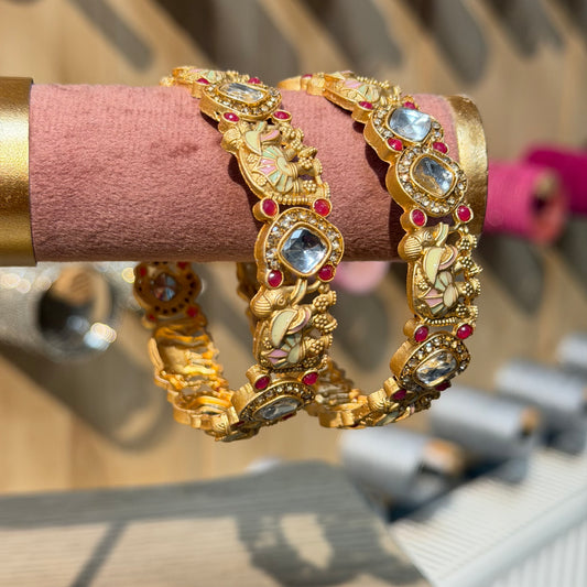 Meher Elephant Bangles Ruby – Luxe Kundan Armbanden met Olifantdesign
