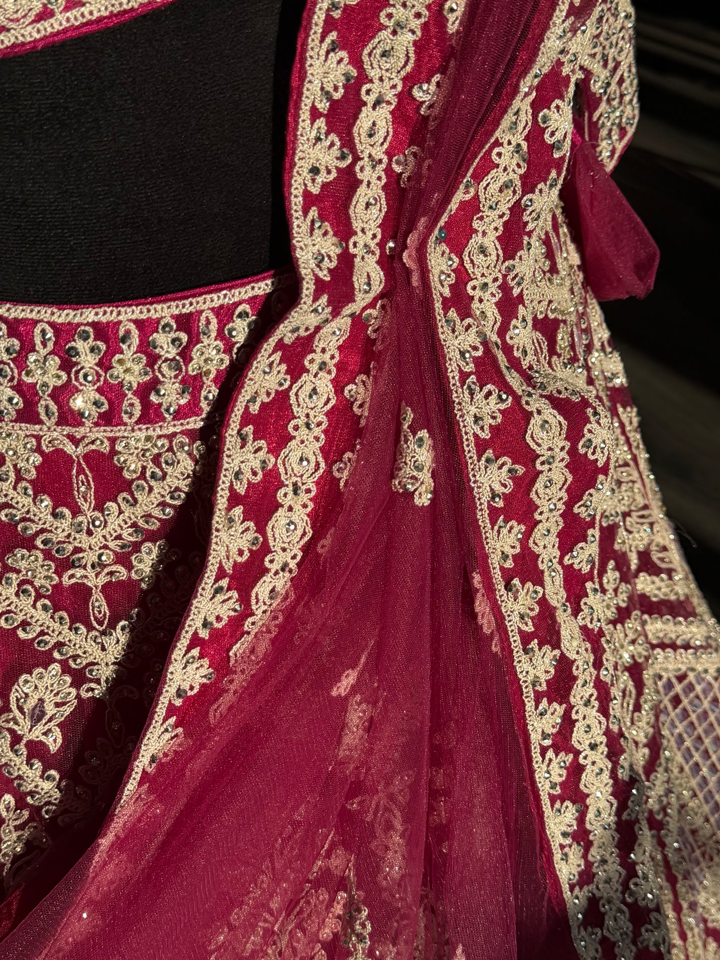 Fuchsia Lehenga met Zilver Borduurwerk