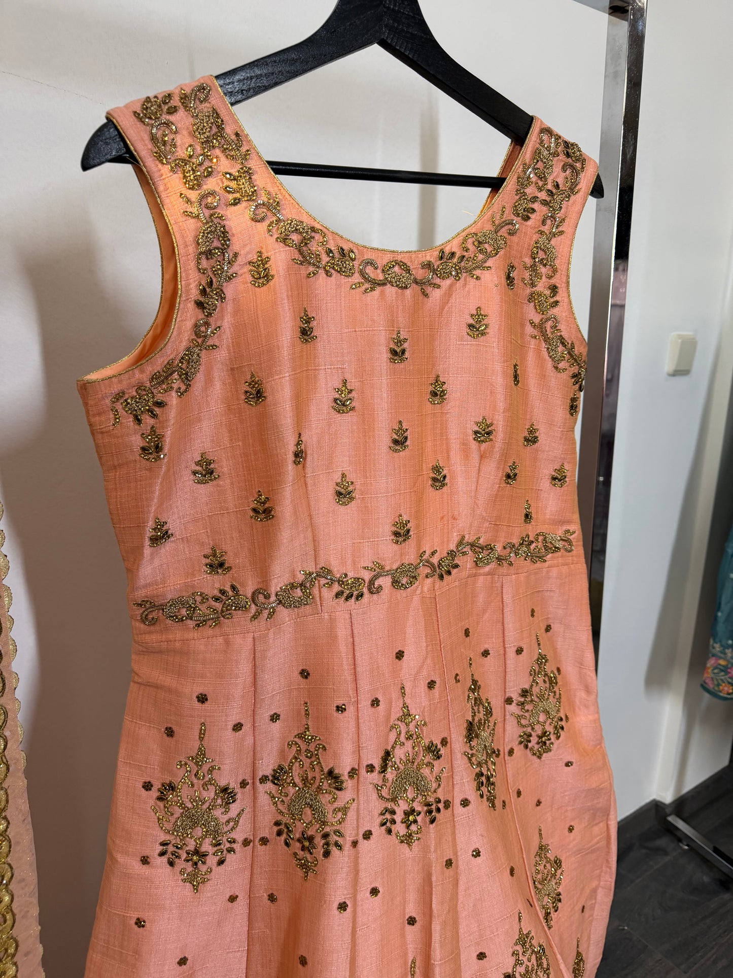 Peach Anarkali met Goud Borduurwerk & Dupatta