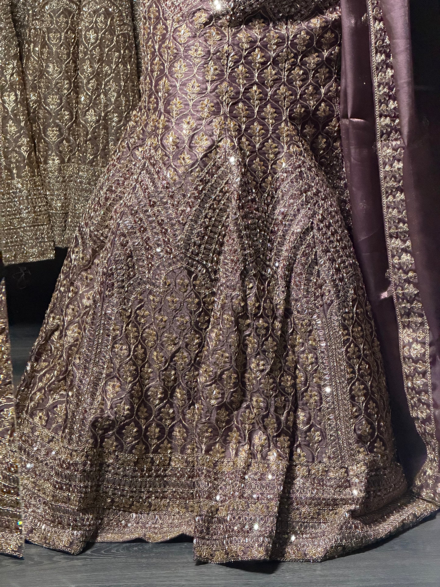 Luxe Designer Lehenga Set – Volledig Handgeborduurd met Steentjes | Off-Shoulder Choli & Dupatta